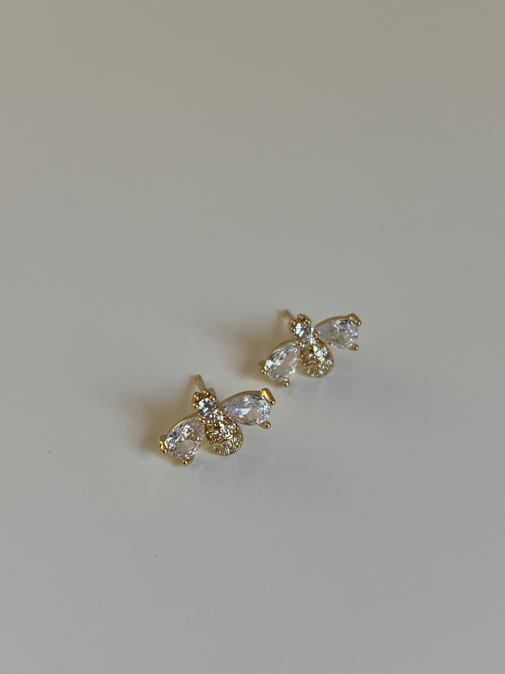 Gold Rengi Damla Taşlı Arı Model Kadın Küpe