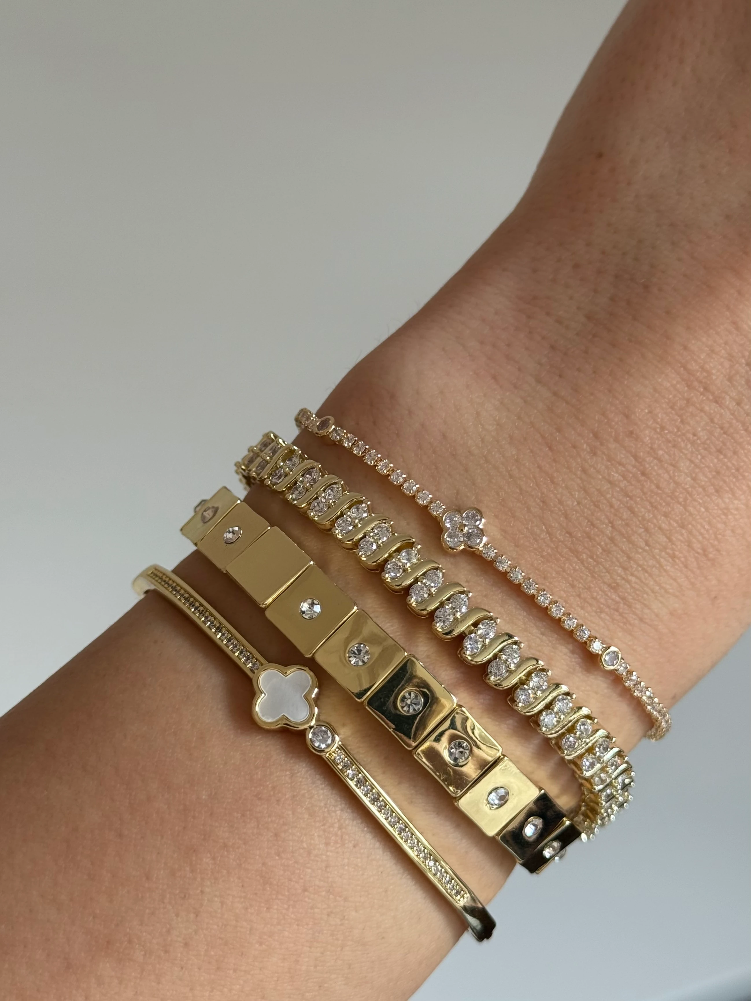 Gold Rengi Tek Taş Detaylı Kare Blok Model Kadın Bileklik