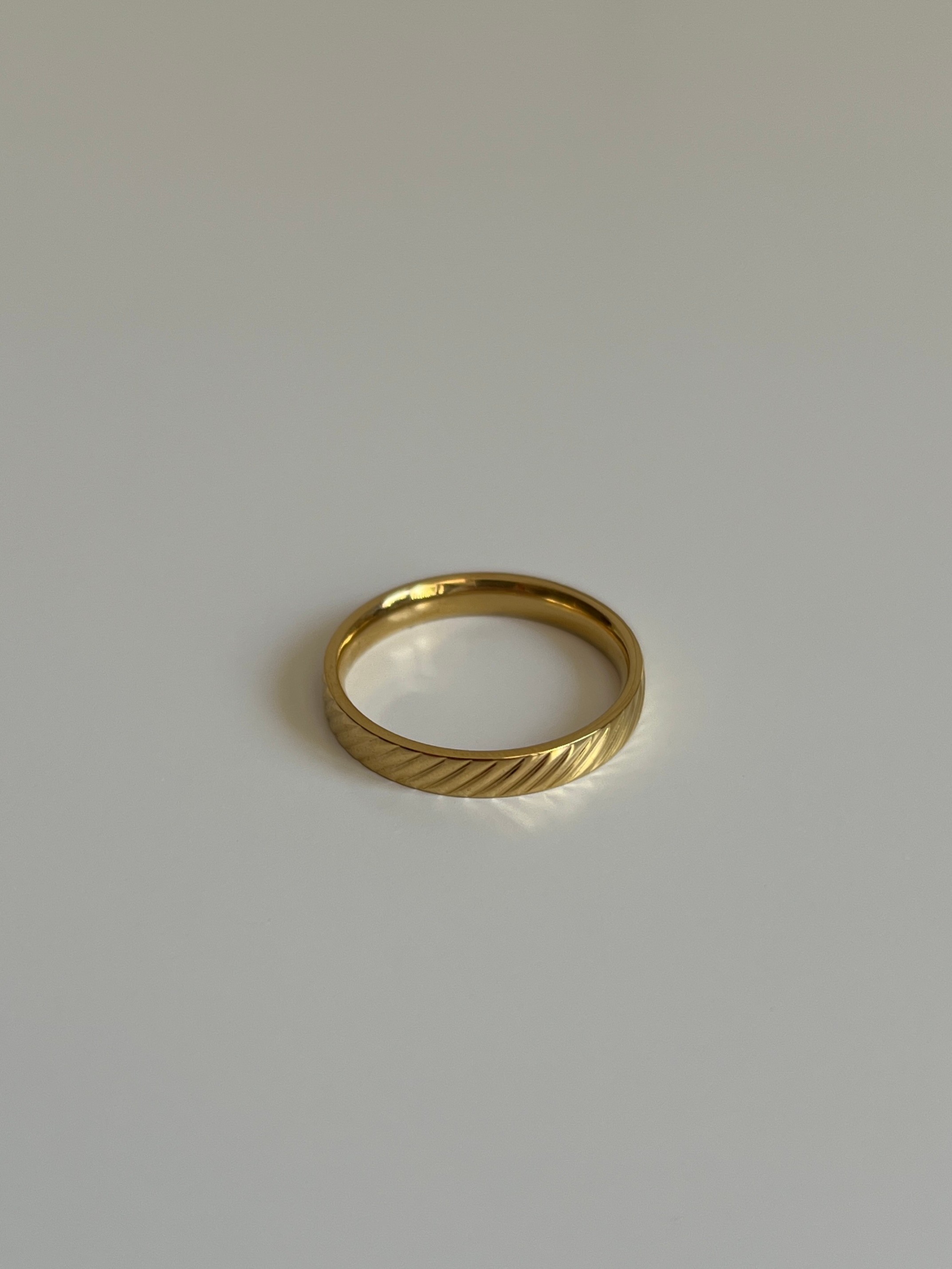 Gold Rengi Çizgi Desenli Kadın Yüzük