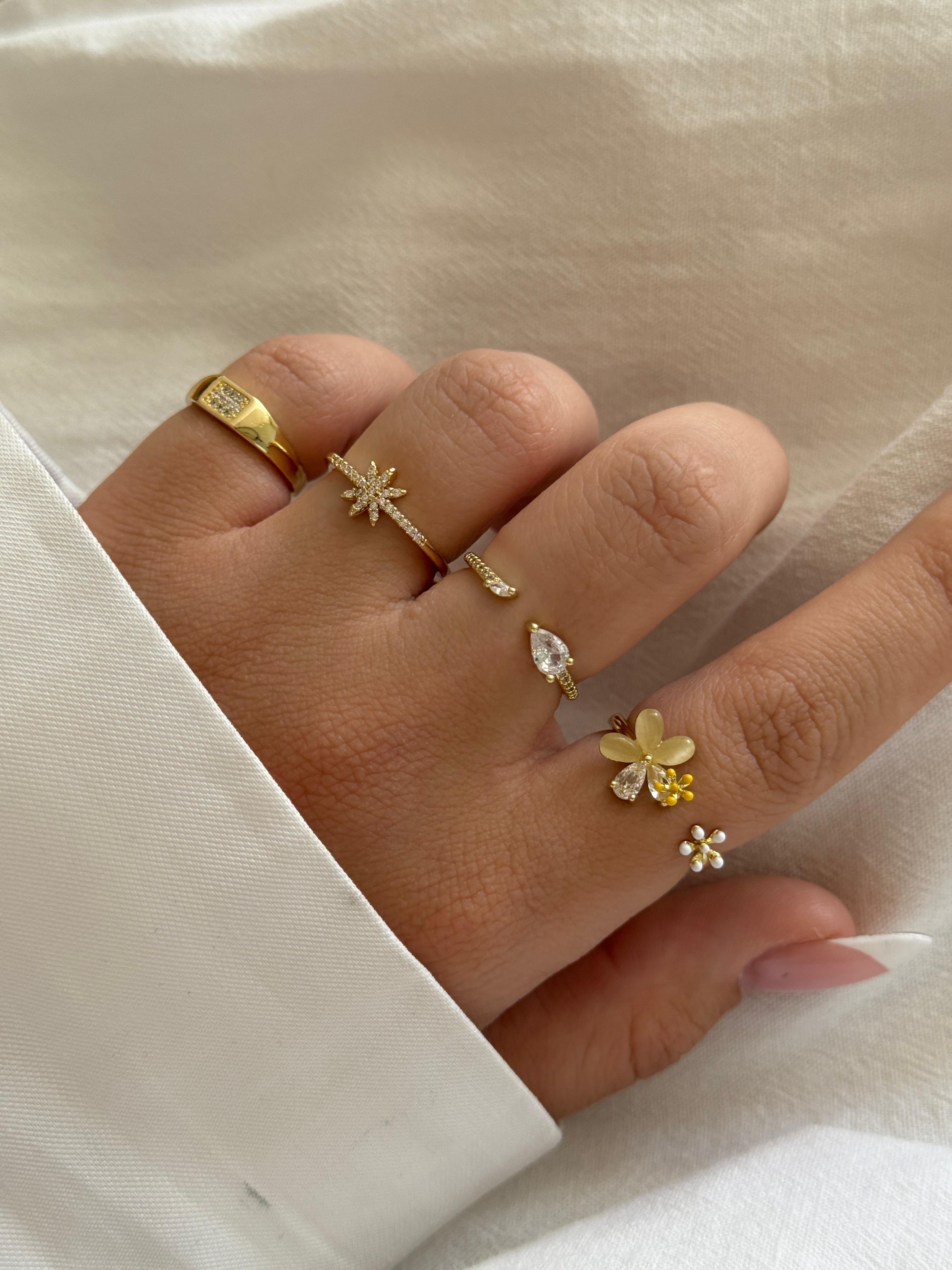 Gold Rengi Zirkon Taş Detaylı Çiçek Model Kadın Yüzük