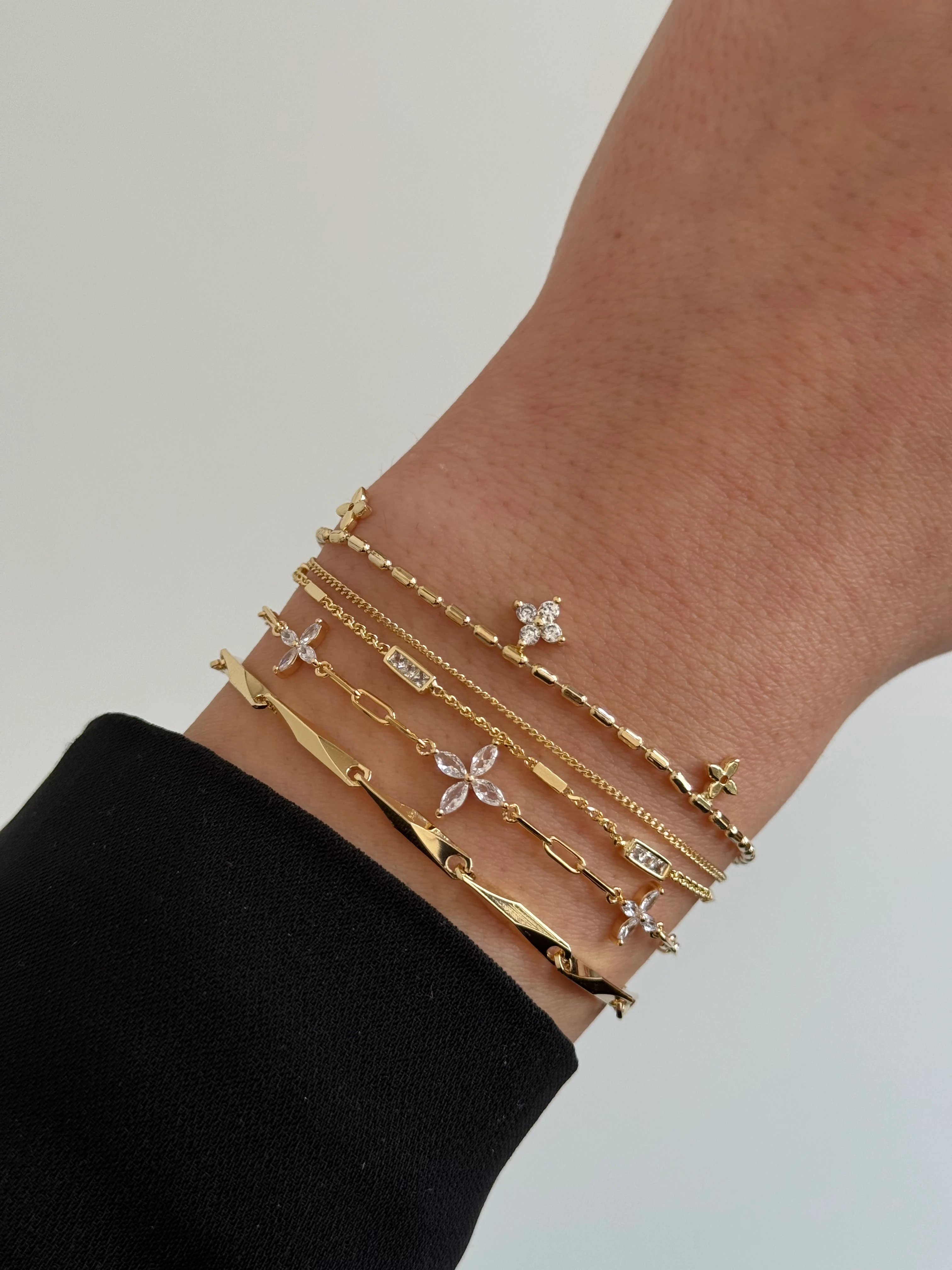 Gold Rengi Çiçekli Zincir Kadın Bileklik