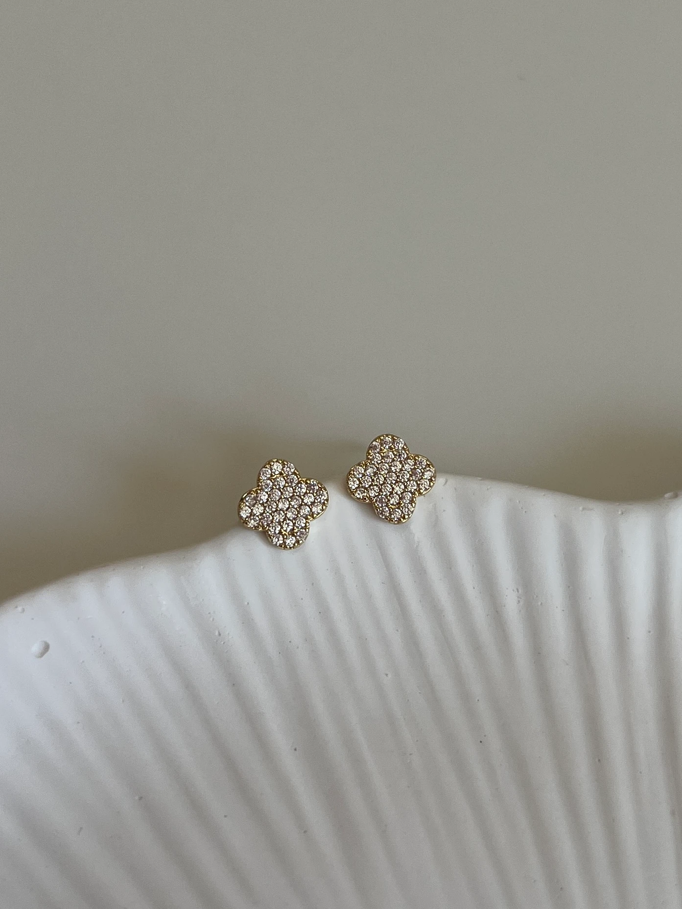 Zirkon Taşlı Yonca Model Kadın Minimal Küpe