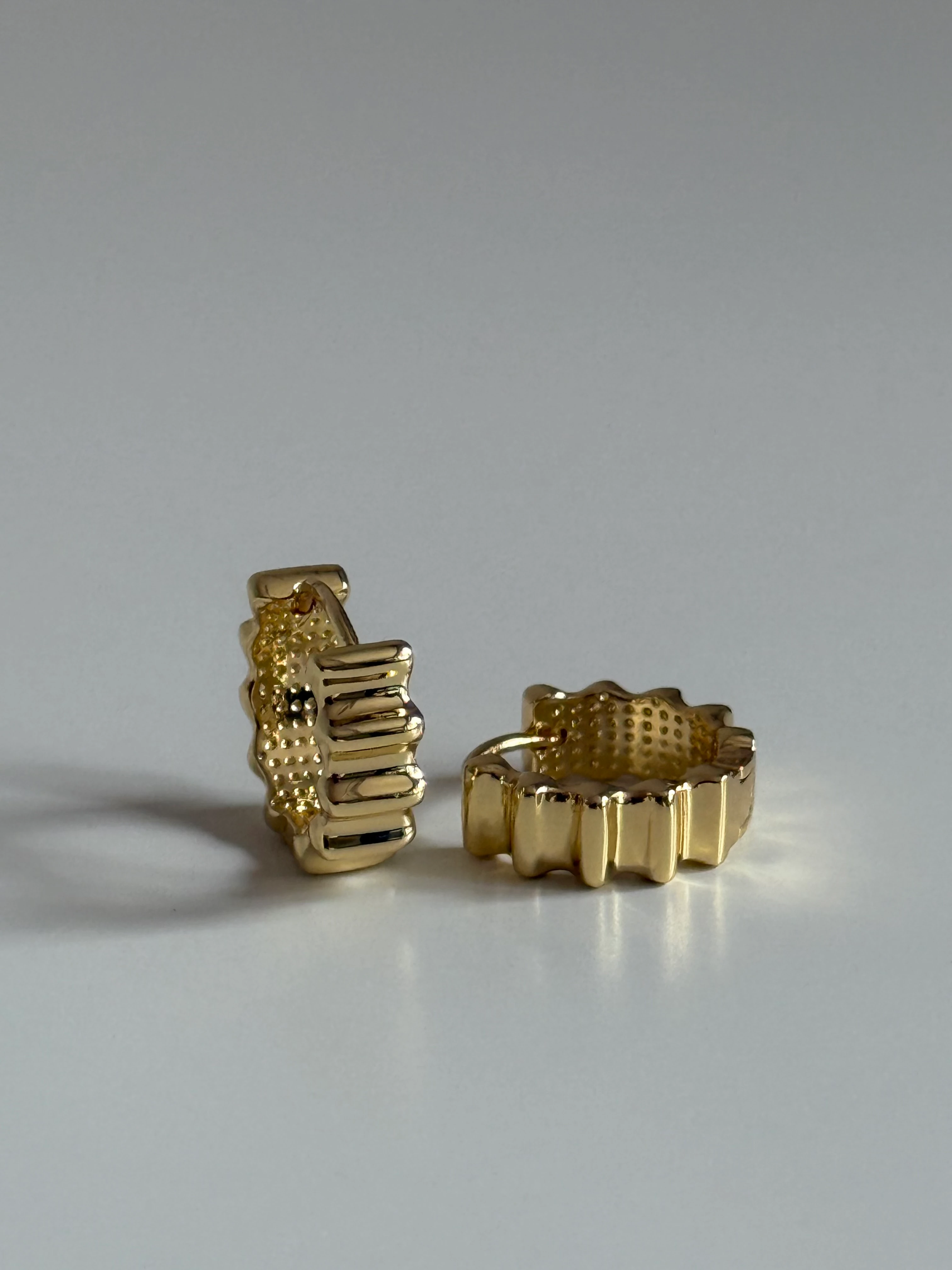 Gold Rengi Tırtıklı Kadın Küpe