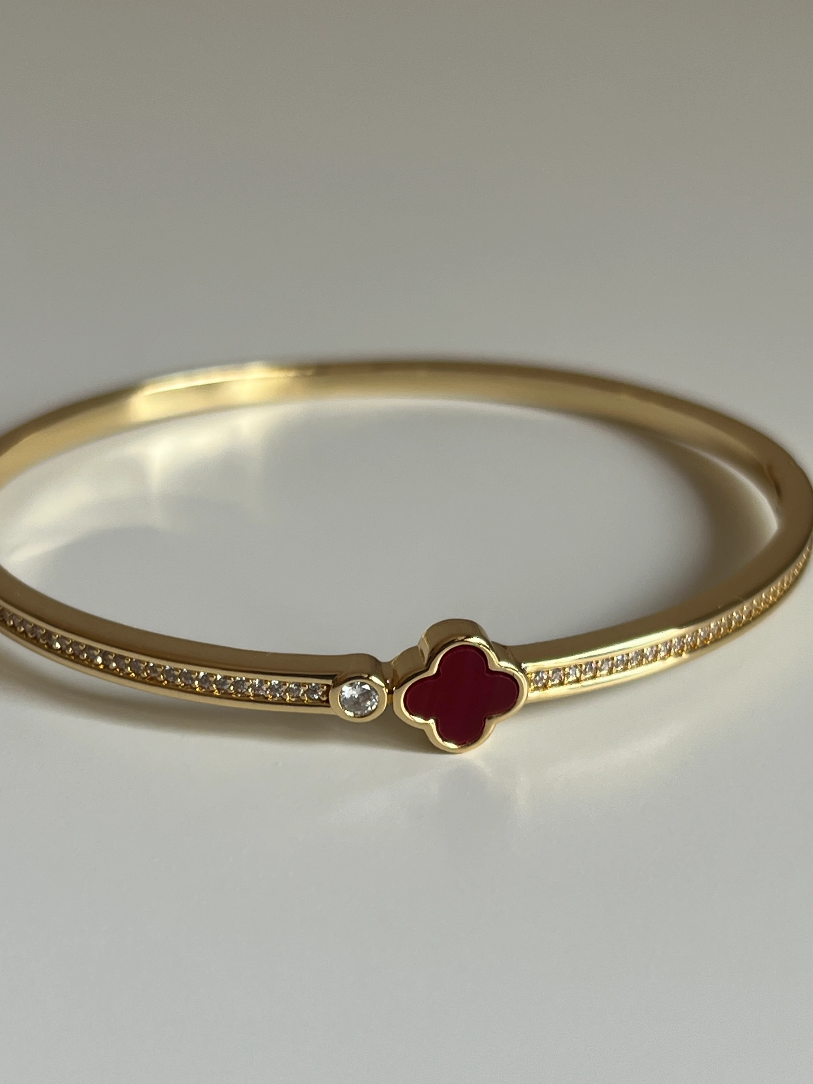 Gold Rengi Yonca Model Kelepçe Bileklik