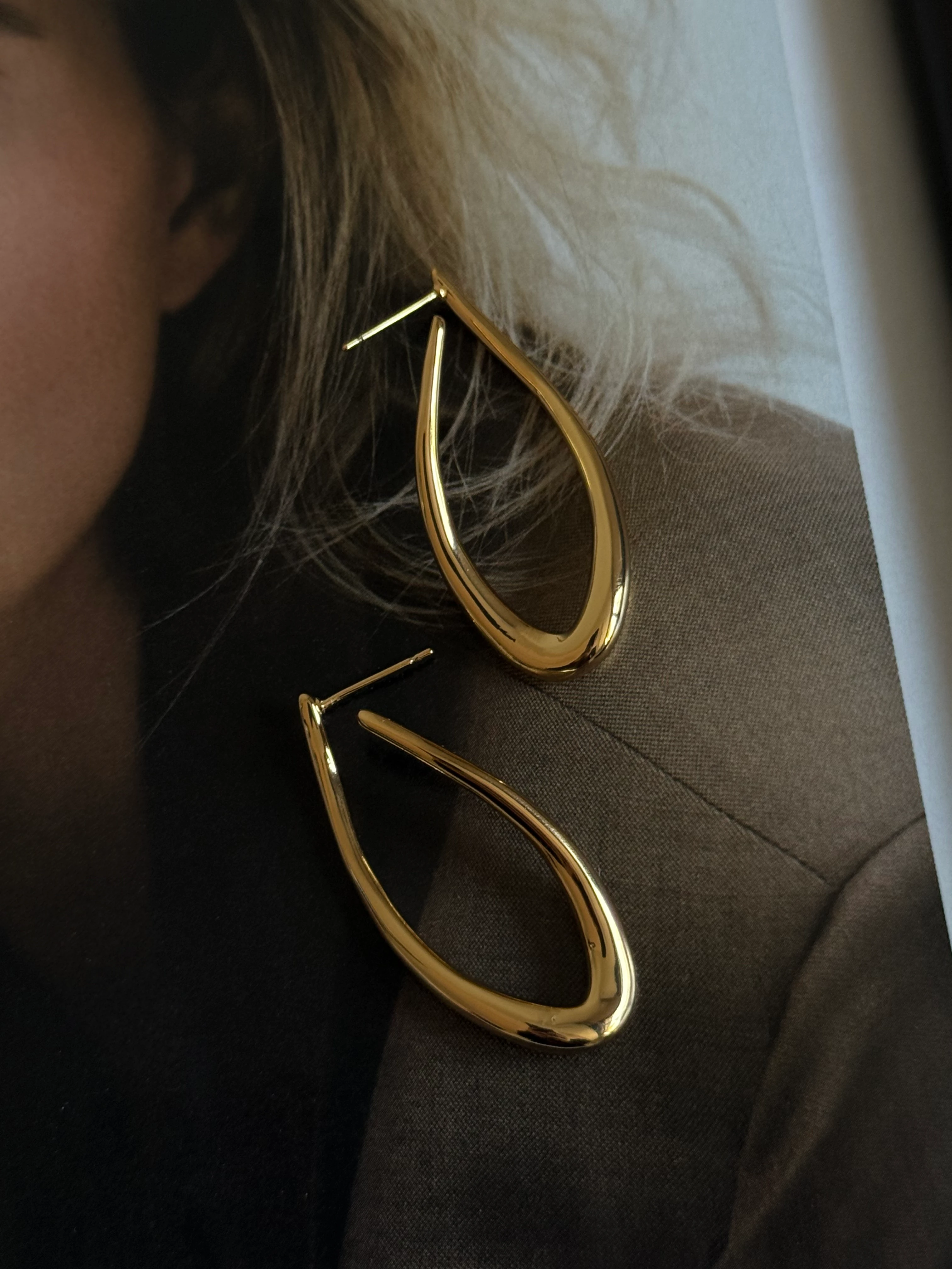 Gold Rengi Kıvrımlı Kadın Küpe