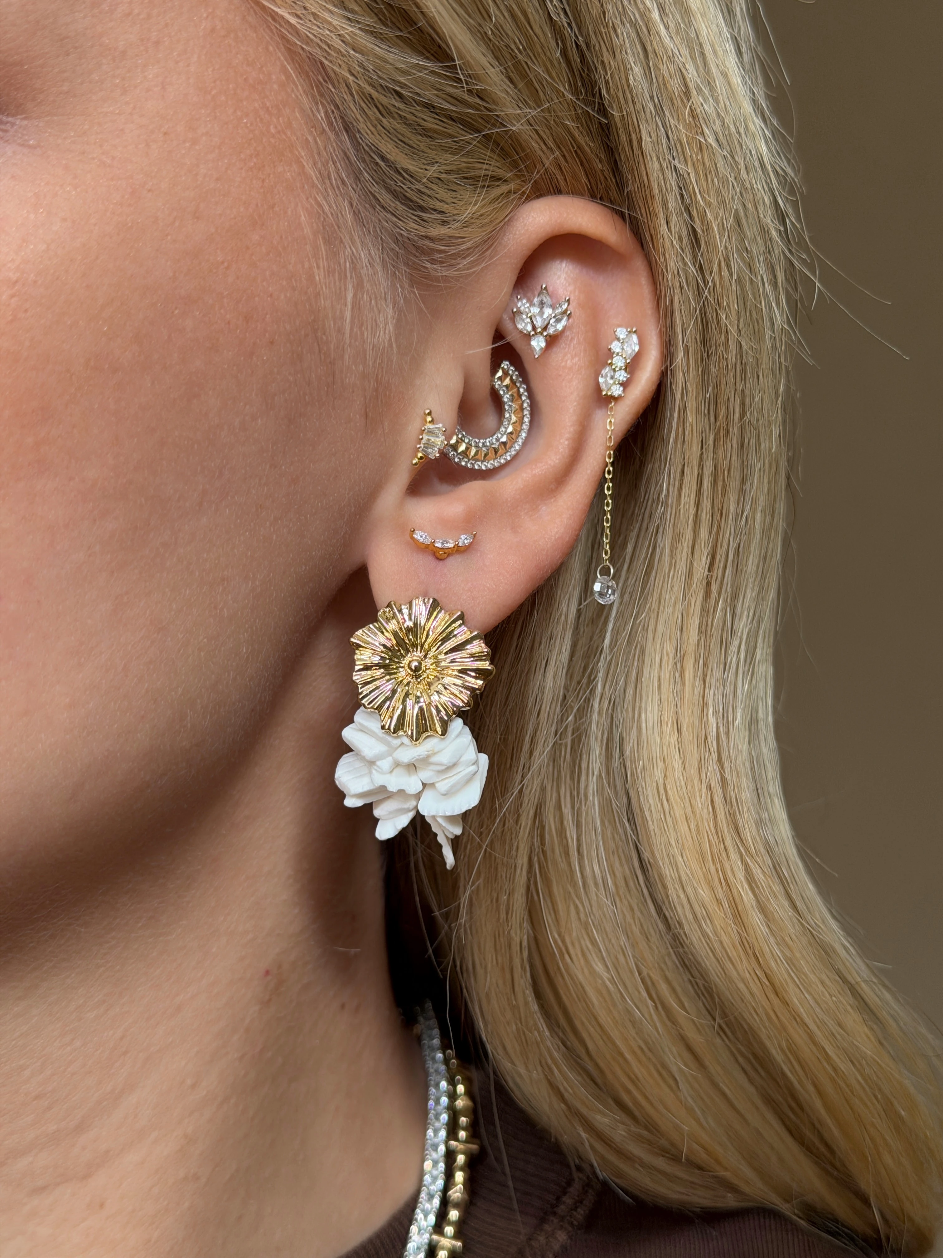 Gold Rengi Çiçekli Beyaz Taş Sallantılı Kadın Küpe