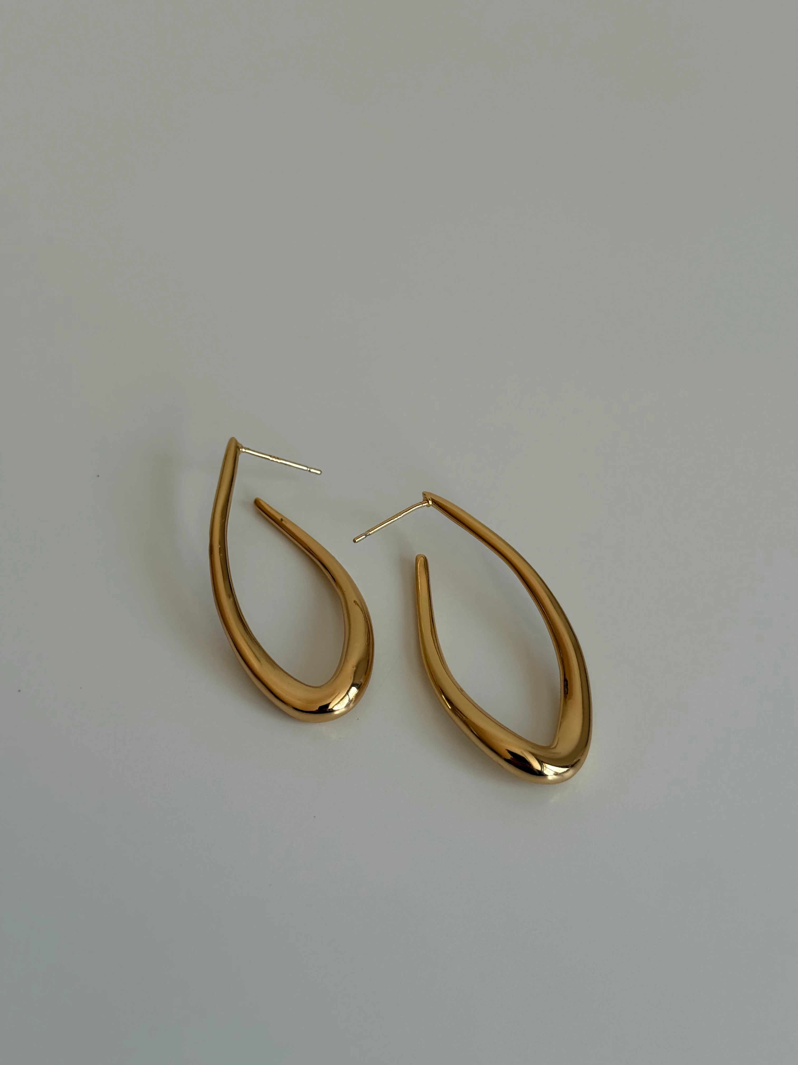 Gold Rengi Kıvrımlı Kadın Küpe