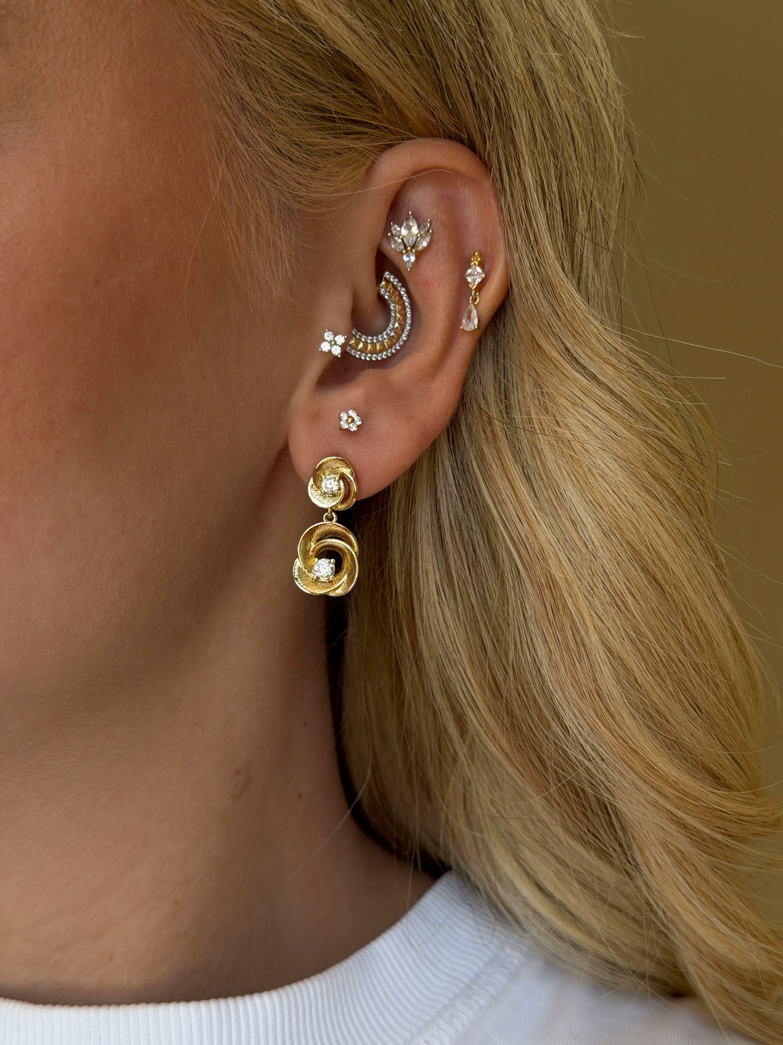 Gold Rengi Zirkon Taş Detaylı İkili Çiçek Model Xupıng Kadın Küpe