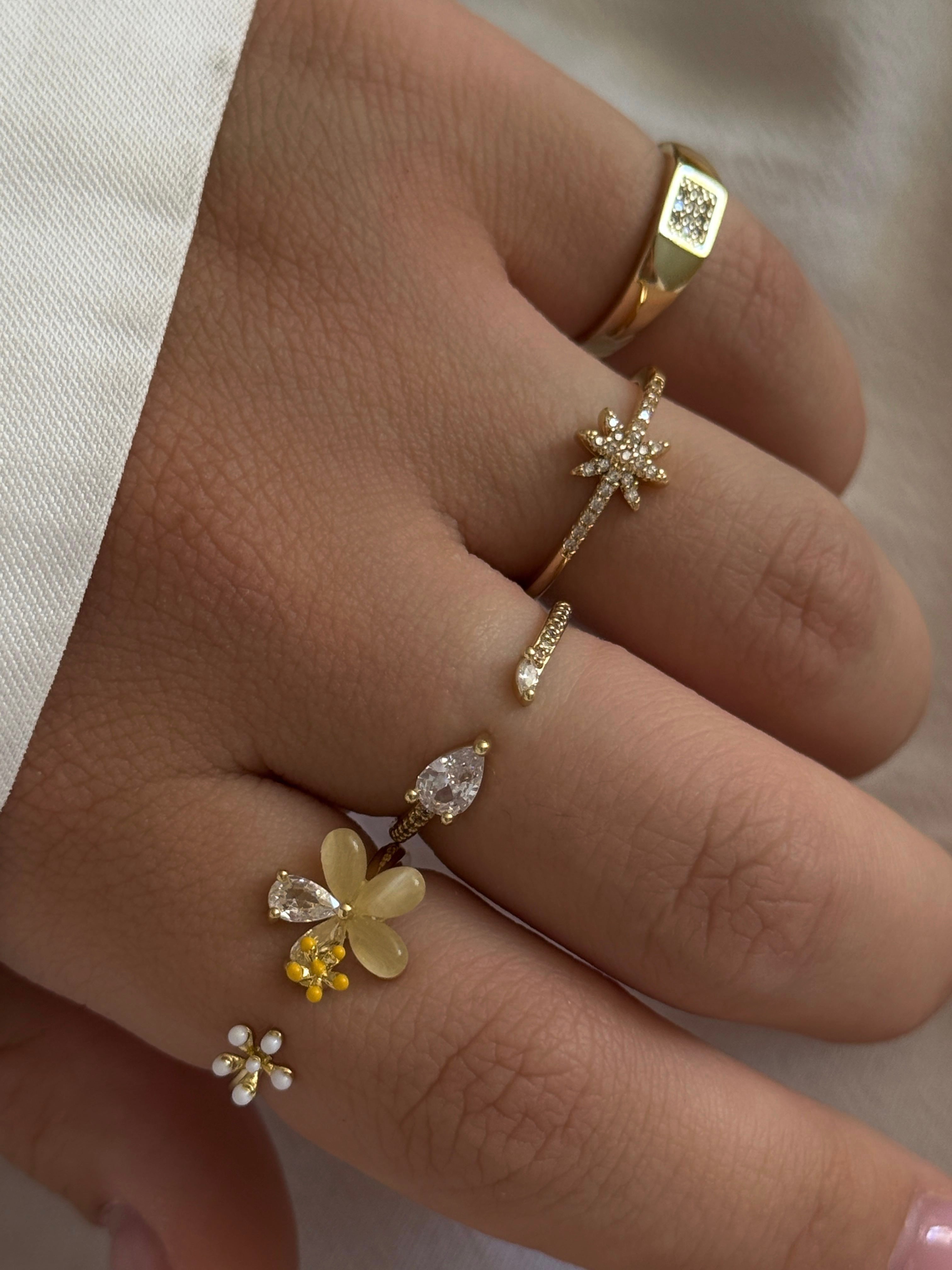 Gold Rengi Zirkon Taş Detaylı Çiçek Model Kadın Yüzük