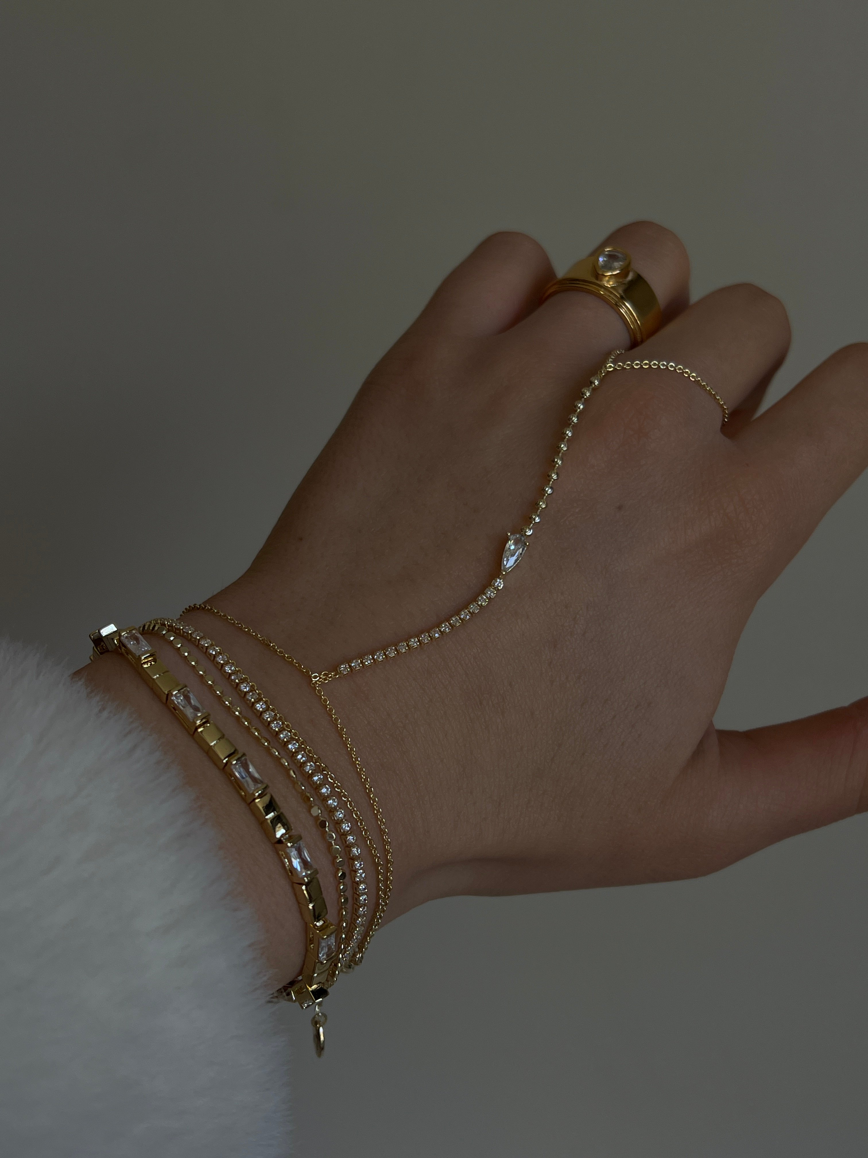 Gold Rengi Zirkon Taşlı Tek Damla Taş Detaylı Kadın Şahmeran