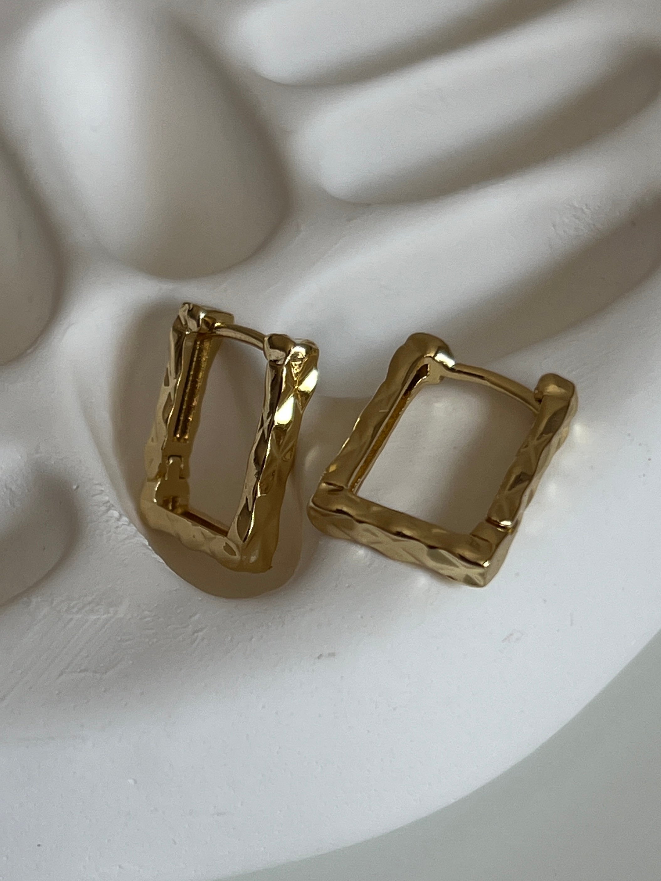 Gold Rengi Kare Model Kadın Küpe