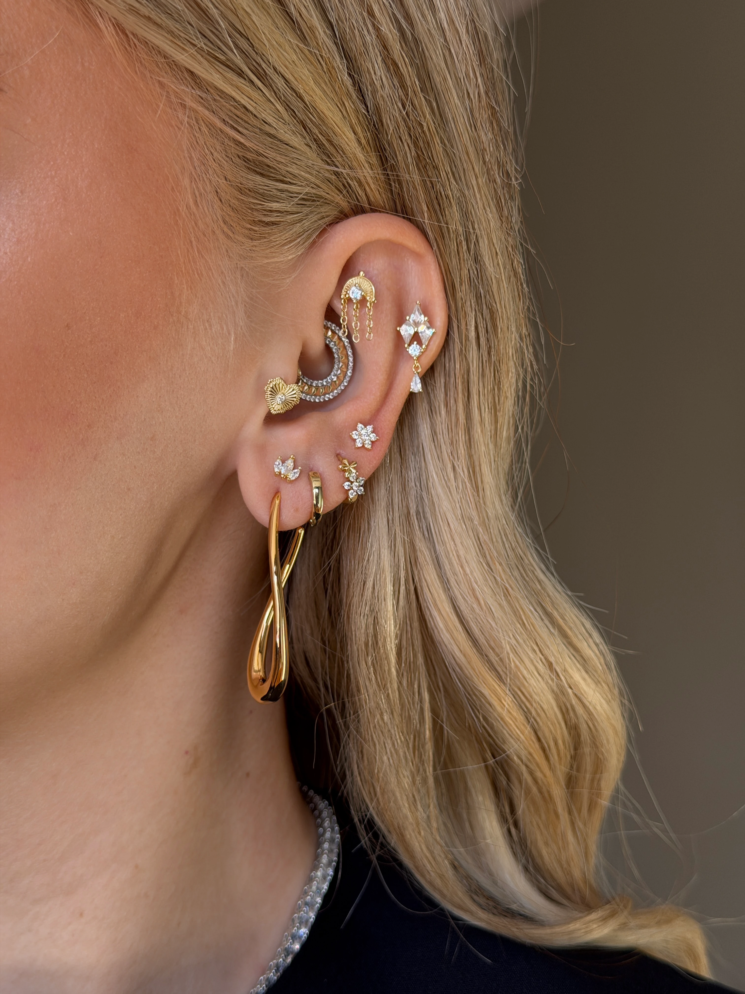 Gold Rengi Kıvrımlı Kadın Küpe