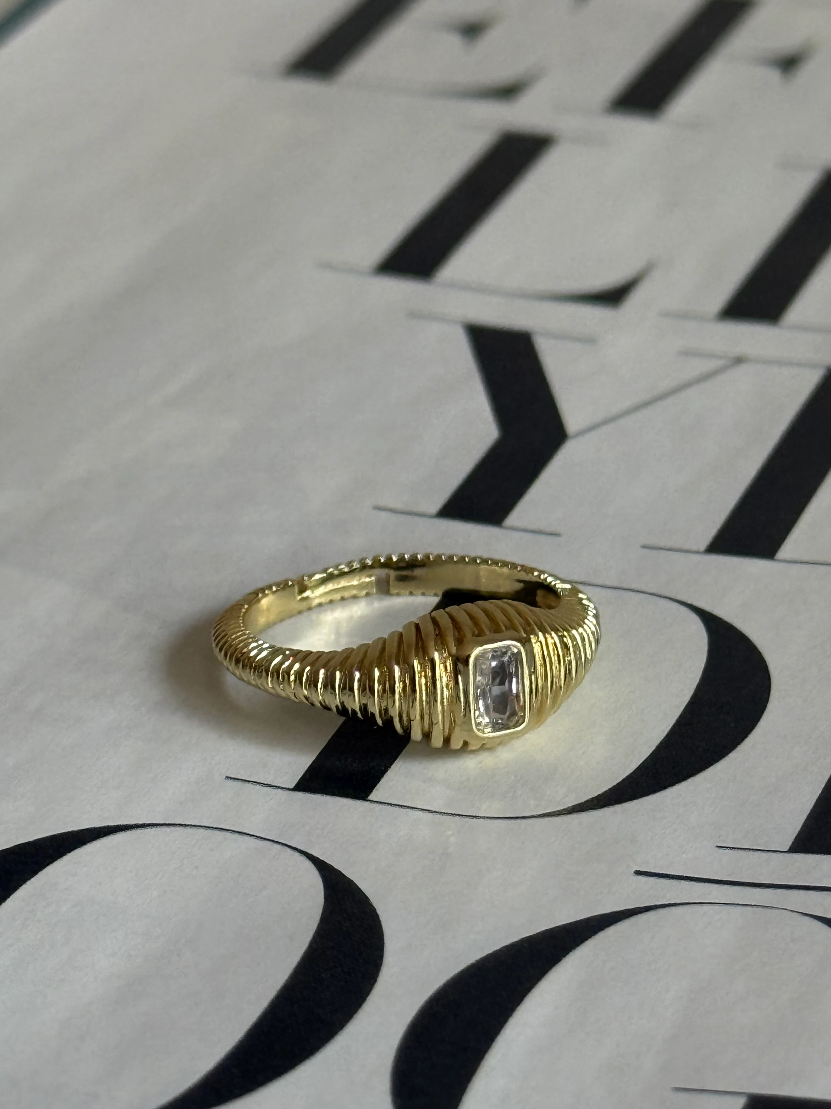 Gold Rengi Dikdörtgen Taşlı Çizgi Desen Kadın Yüzük