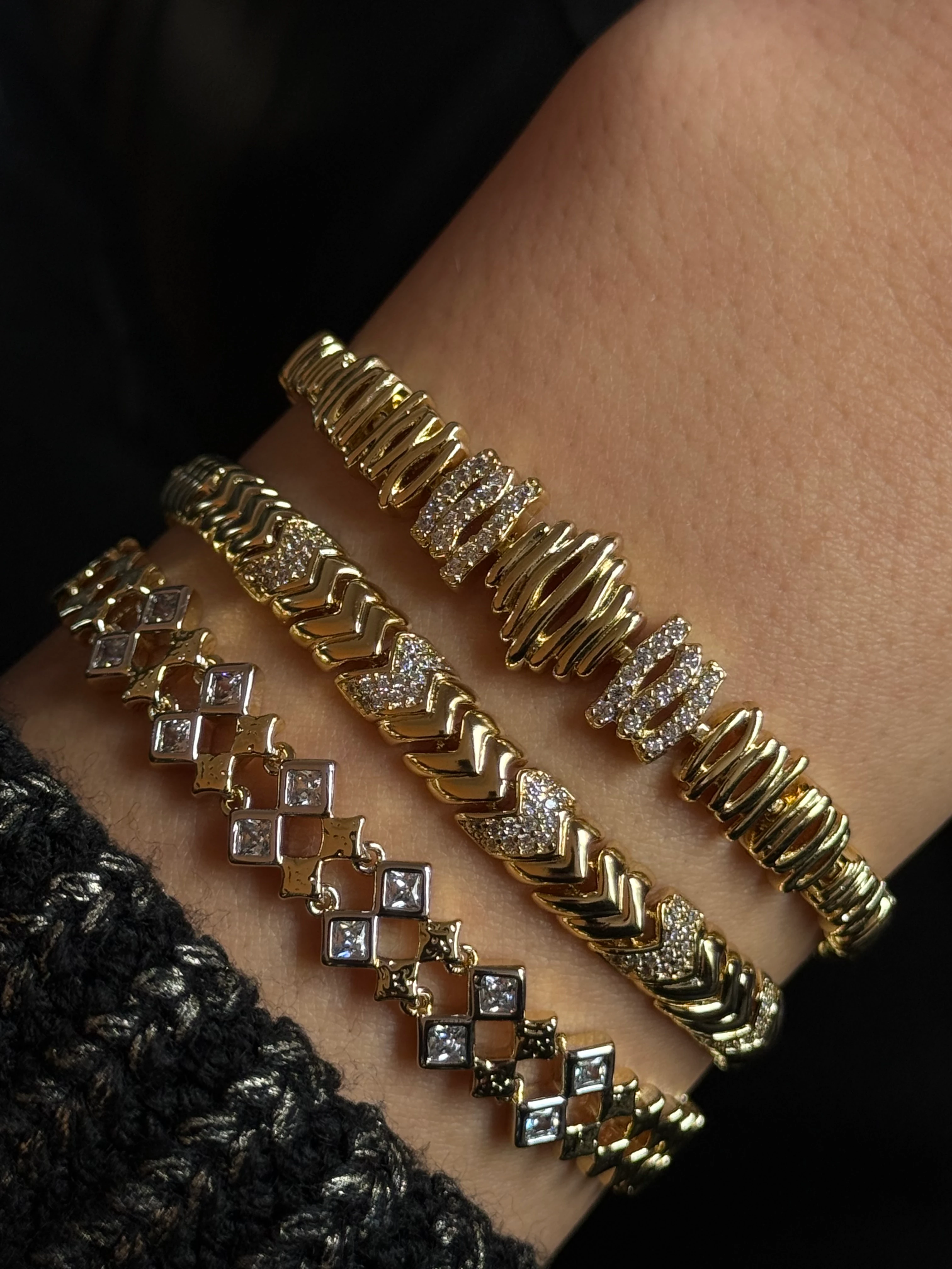 Gold Rengi Zirkon Taş Detaylı Sıralı V Model Xupıng Kadın Bileklik