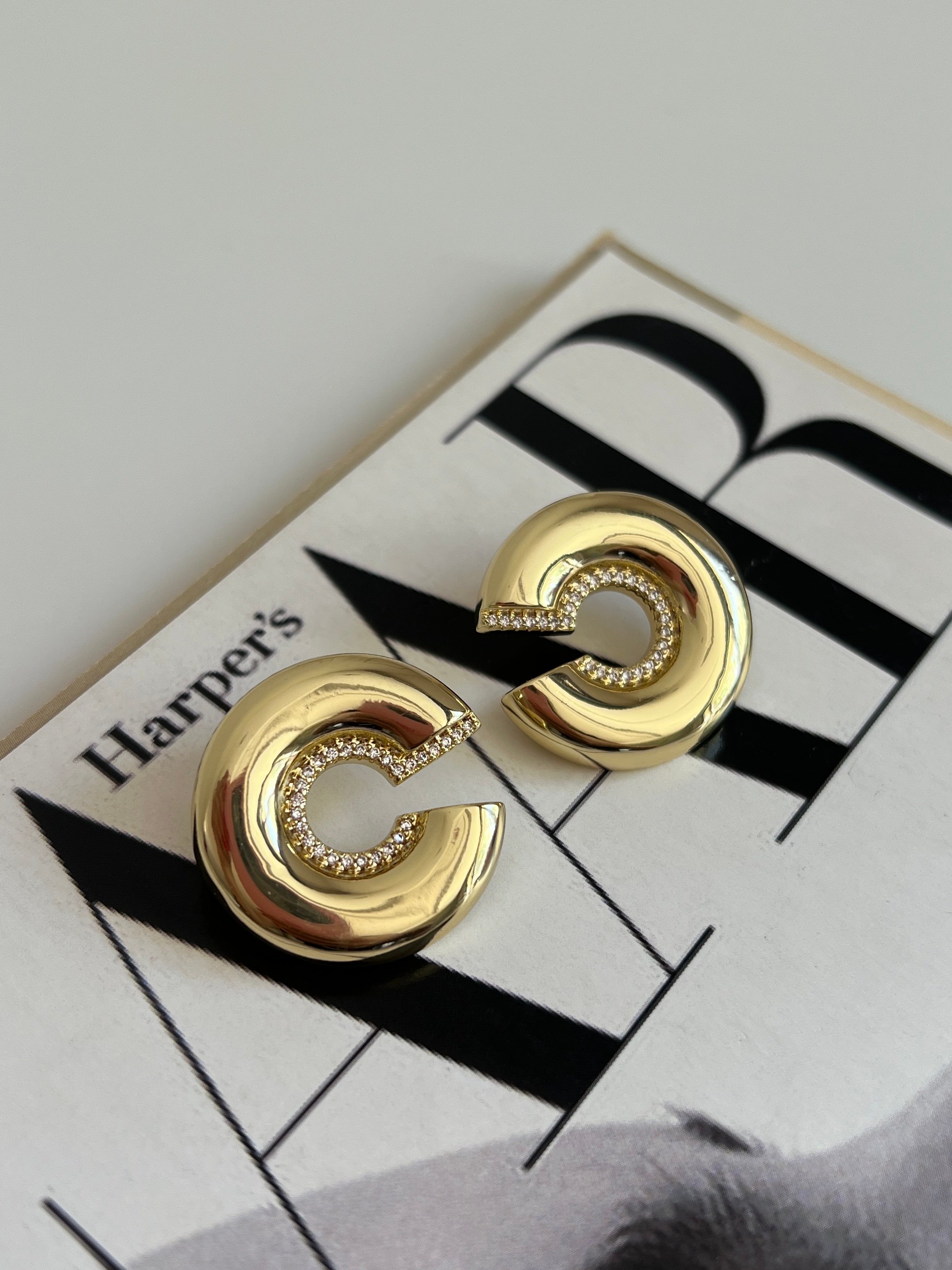 Gold Rengi Zirkon Taşlı Yuvarlak Model Kadın Küpe