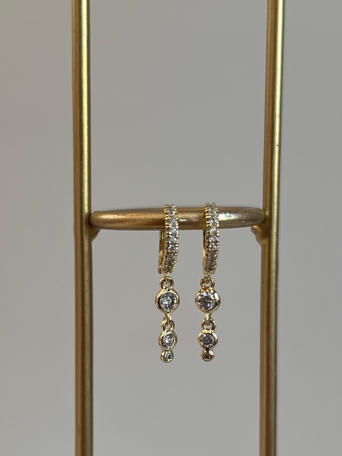 Gold Rengi Zirkon Taş Detaylı Sallantılı Kadın Küpe