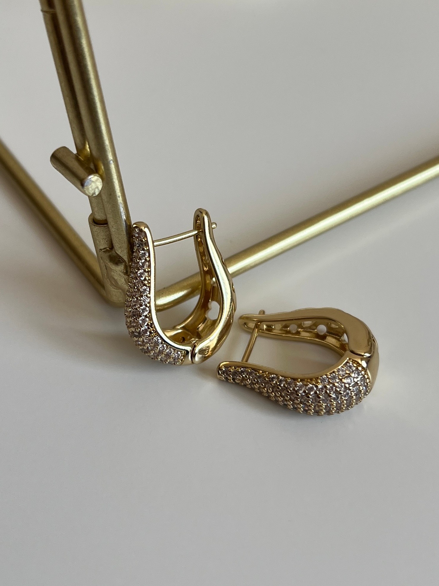 Gold Rengi Zirkon Taşlı Damla Model Xupıng Kadın Küpe