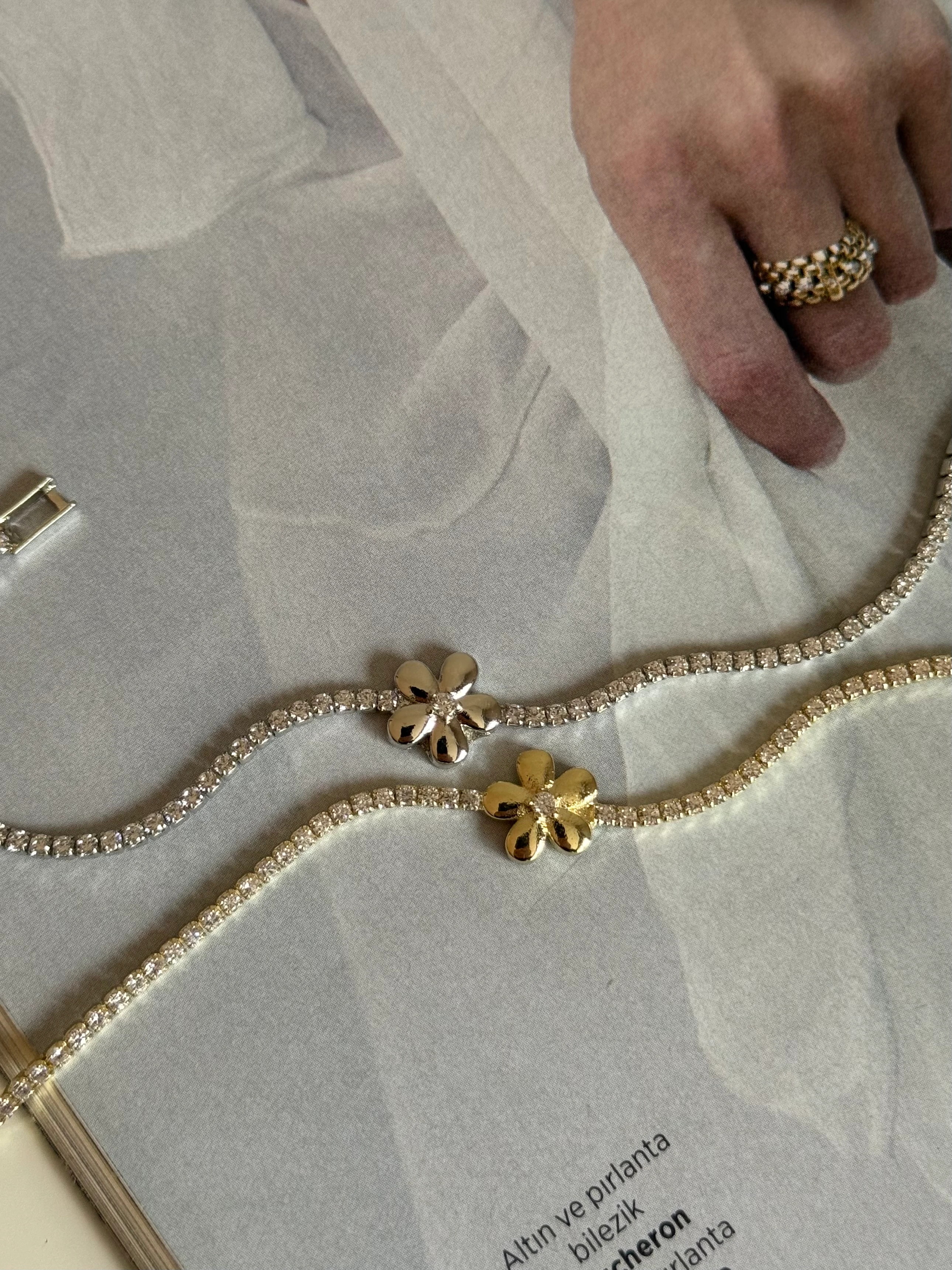 Taş Detaylı Çiçek Figür Su Yolu Kadın Bileklik