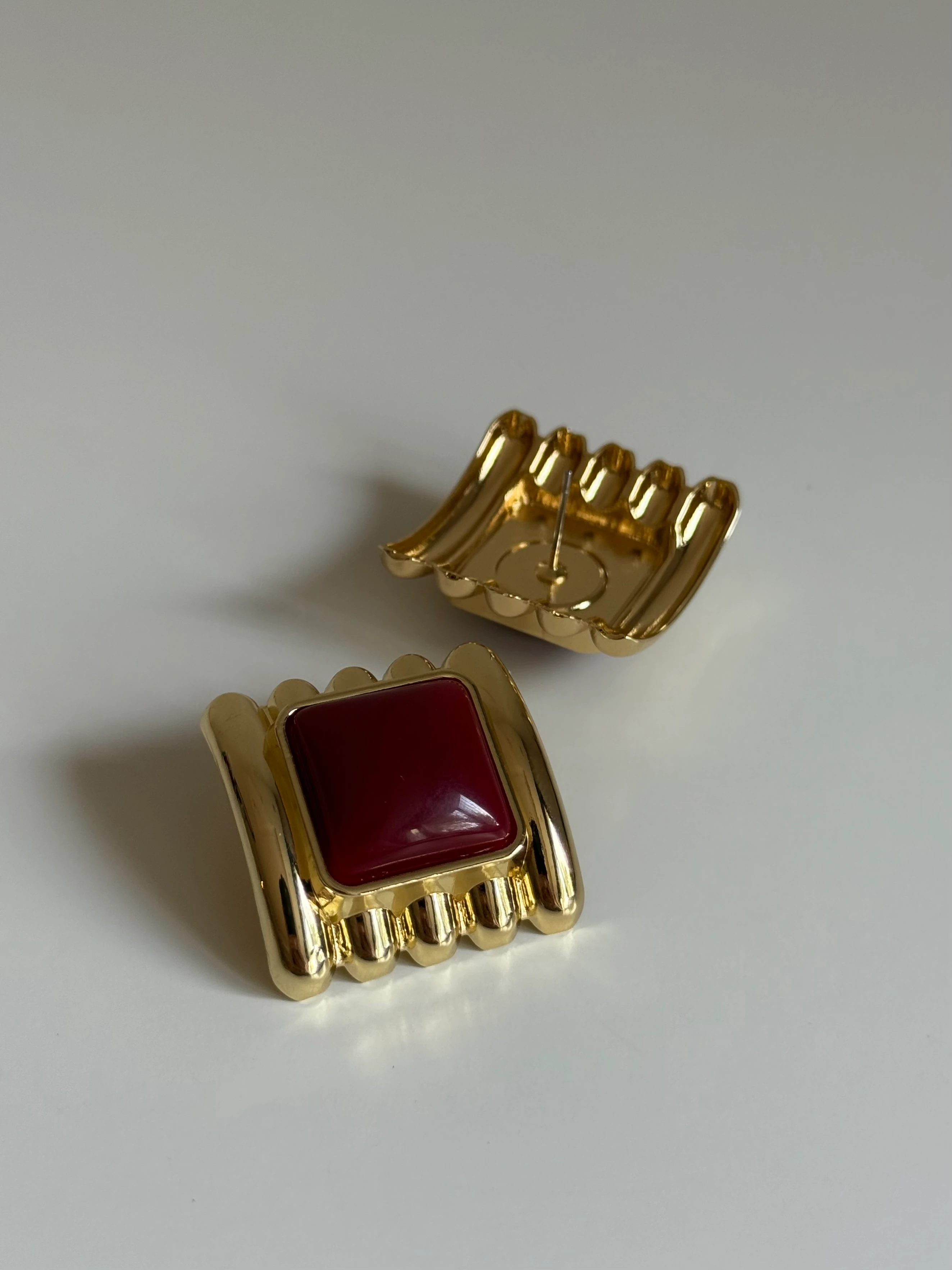 Gold Rengi Tırtıklı Kare Model Kadın Küpe