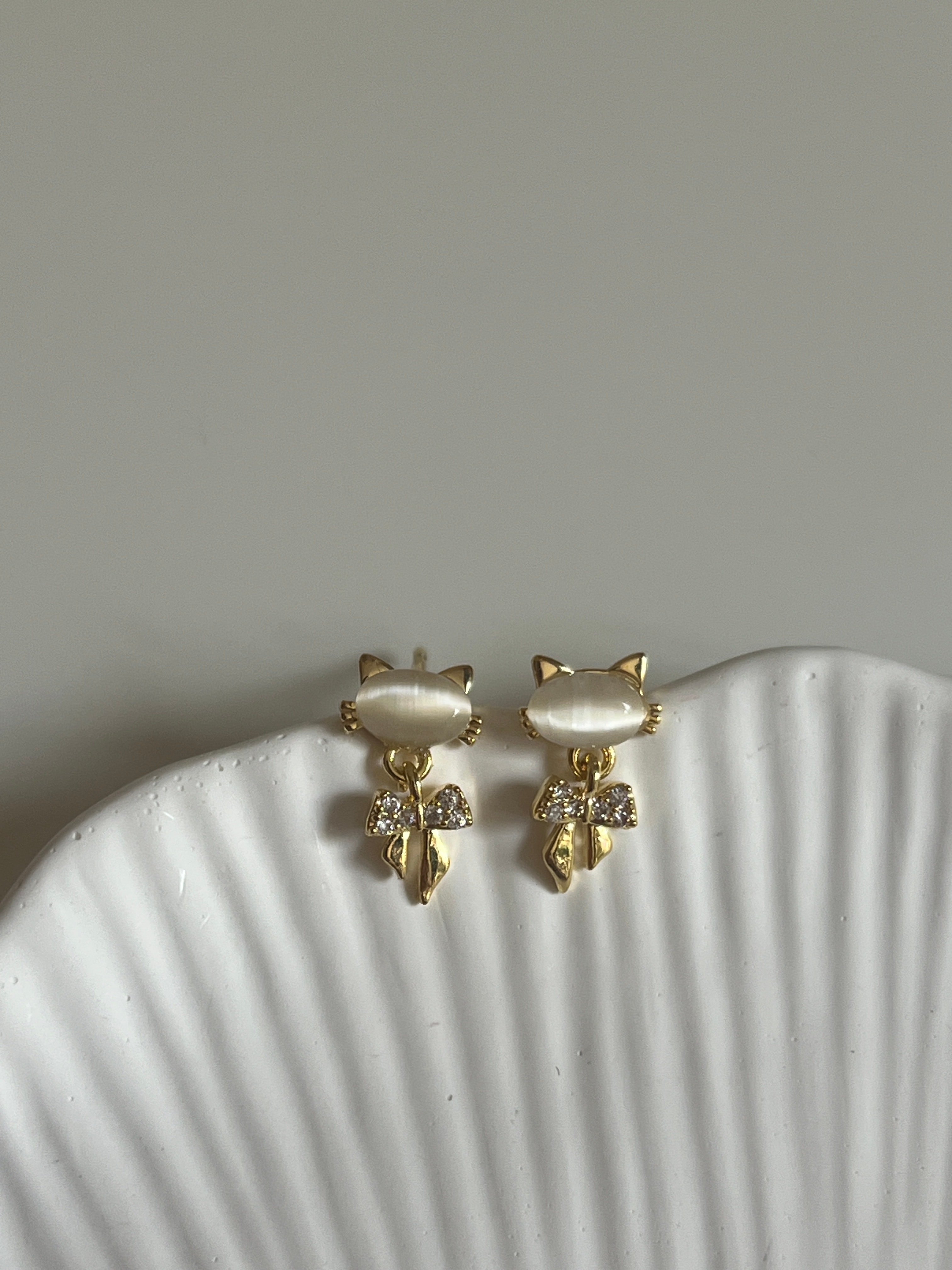 Gold Rengi Kedi Figürlü Zirkon Taşlı Kadın Minimal Küpe