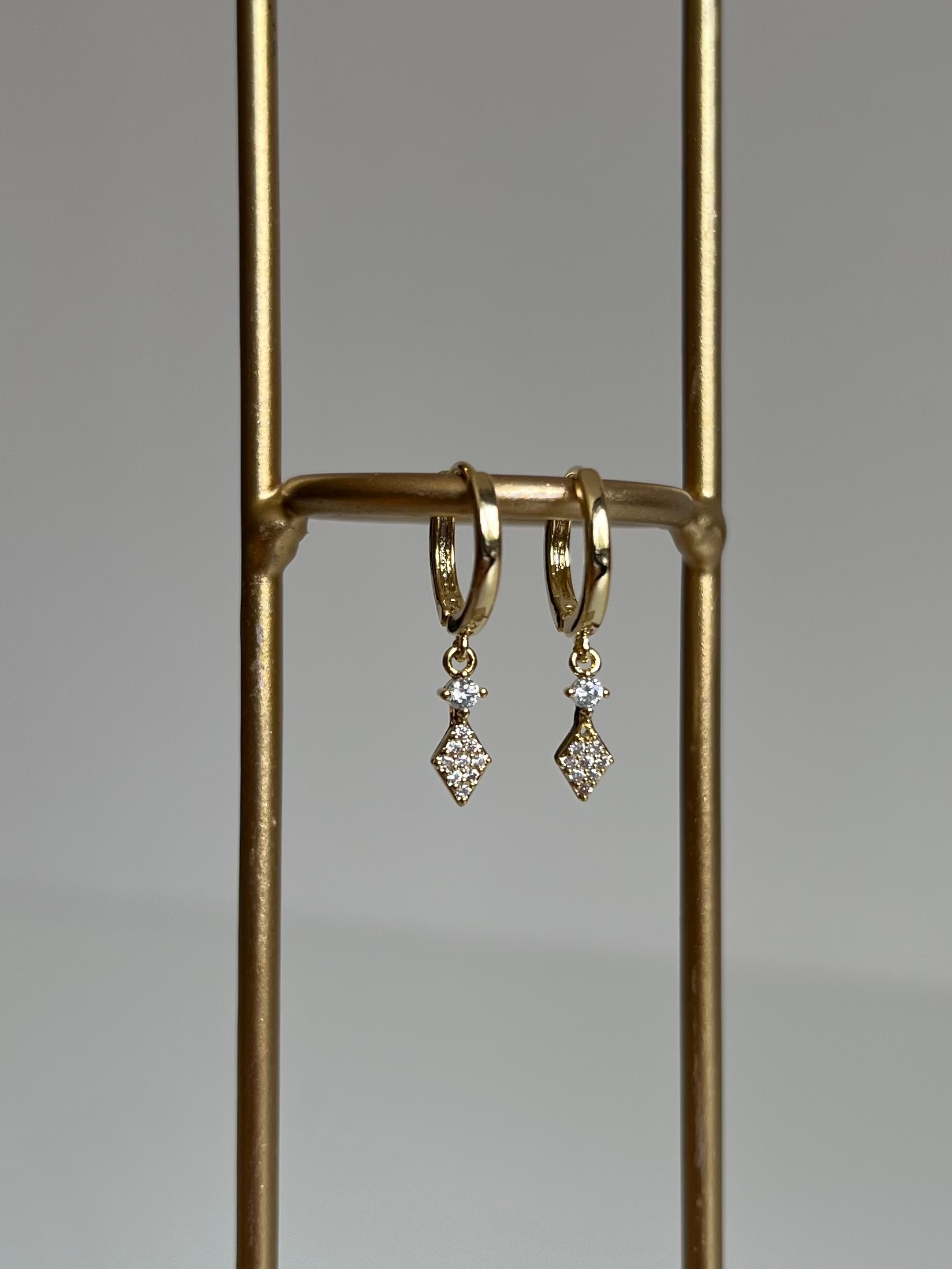 Gold Rengi Zirkon Taş Sallantılı Kadın Küpe