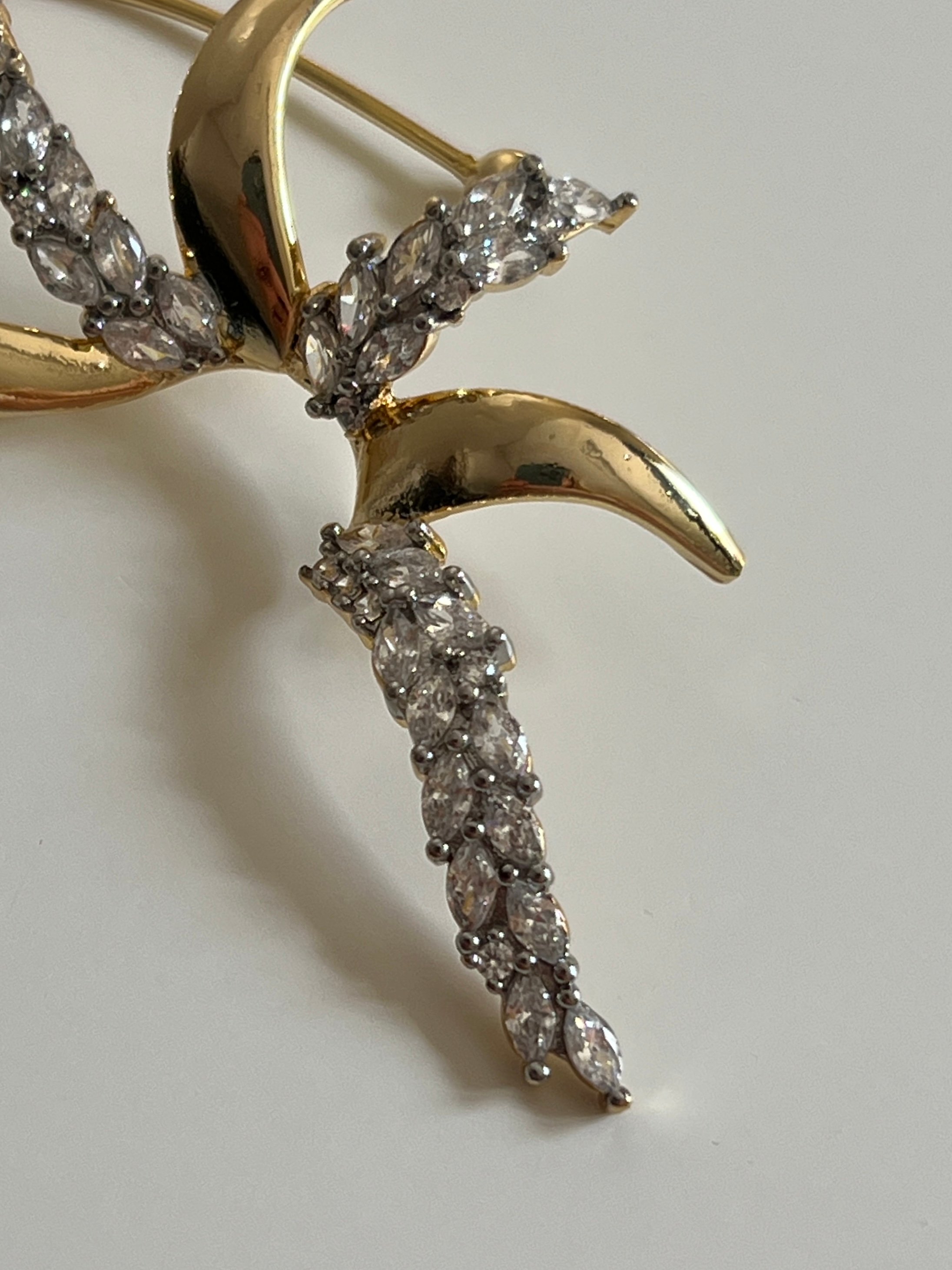 Gold Rengi Damla Zirkon Taşlı Yaprak Model Kadın Kıkırdak Küpe