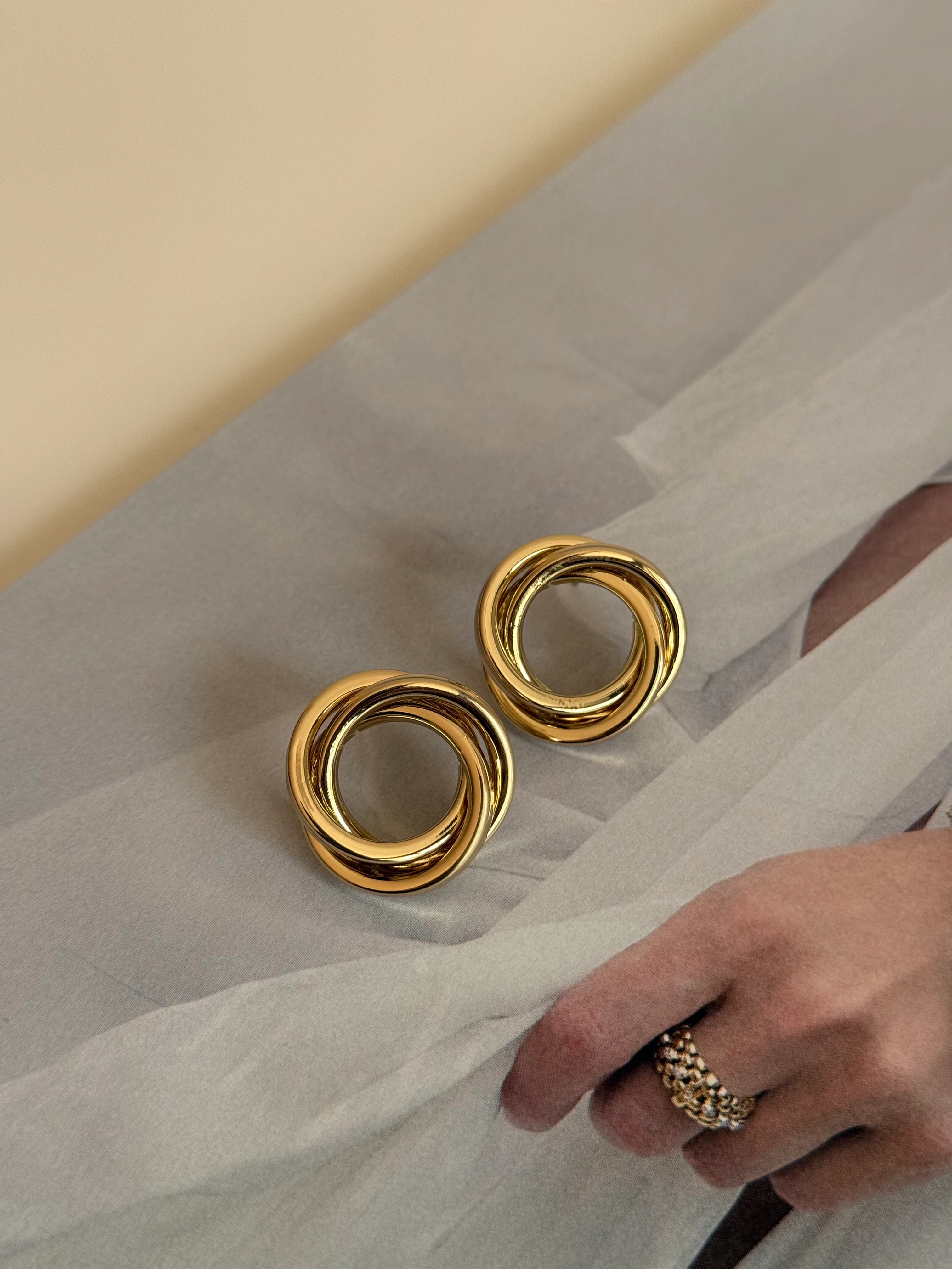 Büyük İnce Sarmal Model Kadın Küpe