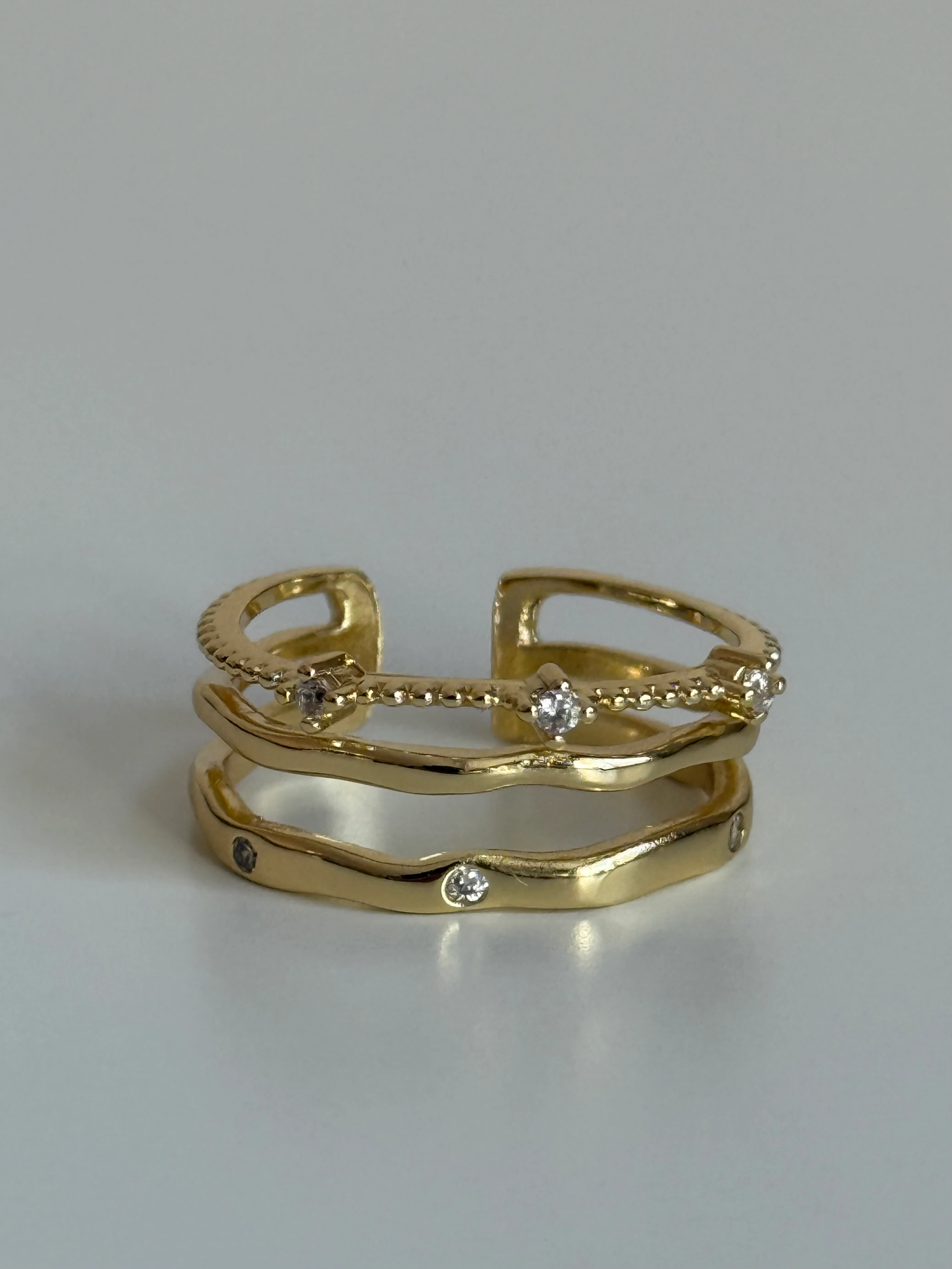 Gold Rengi Zirkon Taşlı Üç Sıra Dalgalı Model Kadın Yüzük