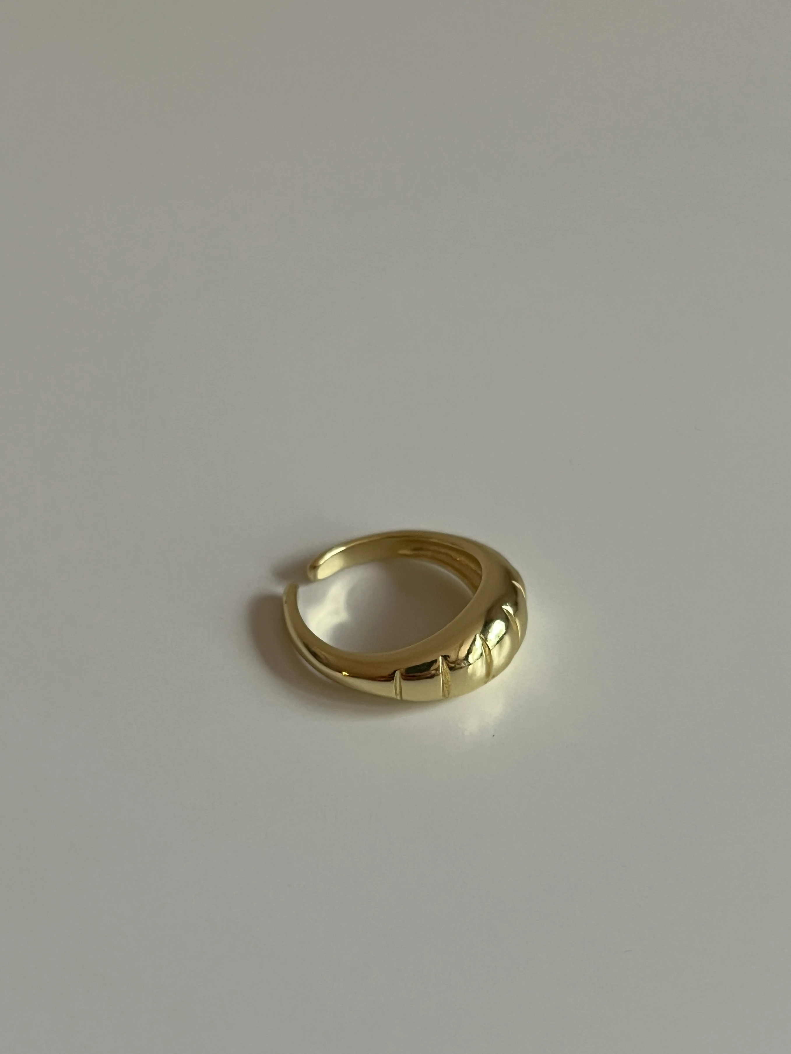 Gold Rengi Çizgi Detaylı Kadın Serçe Parmak Yüzük