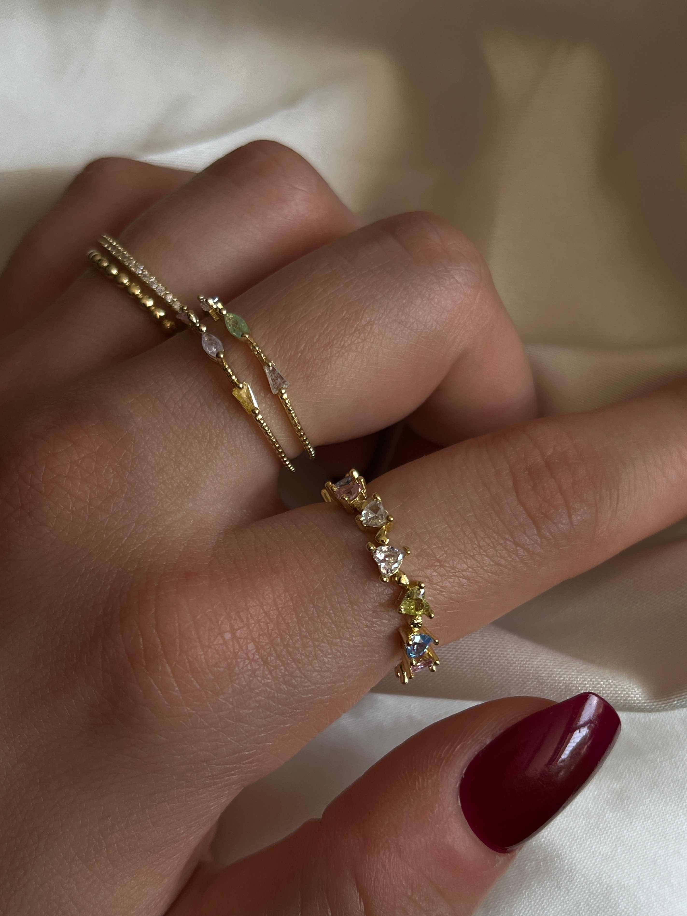 Gold Rengi Renkli Zirkon Taşlı Sıralı Kalp Model Kadın Yüzük