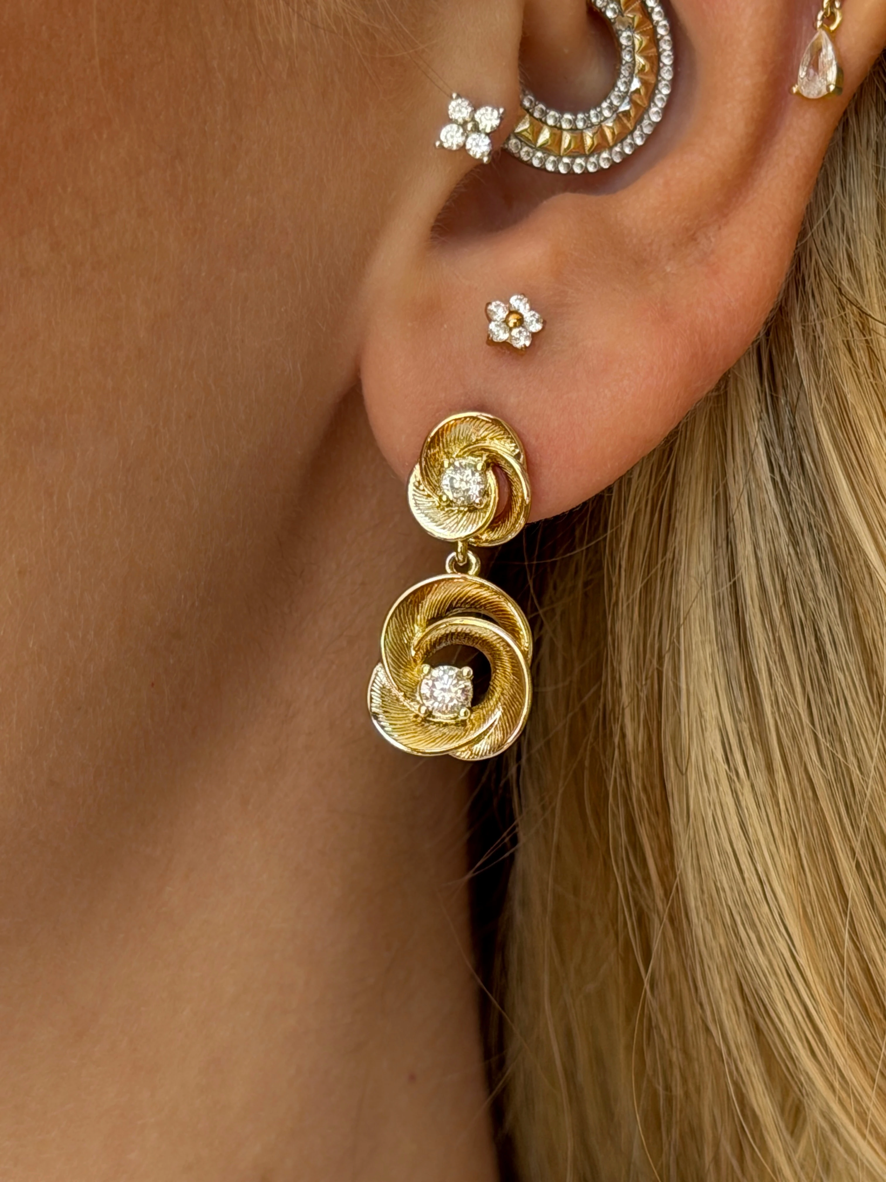 Gold Rengi Zirkon Taş Detaylı İkili Çiçek Model Xupıng Kadın Küpe