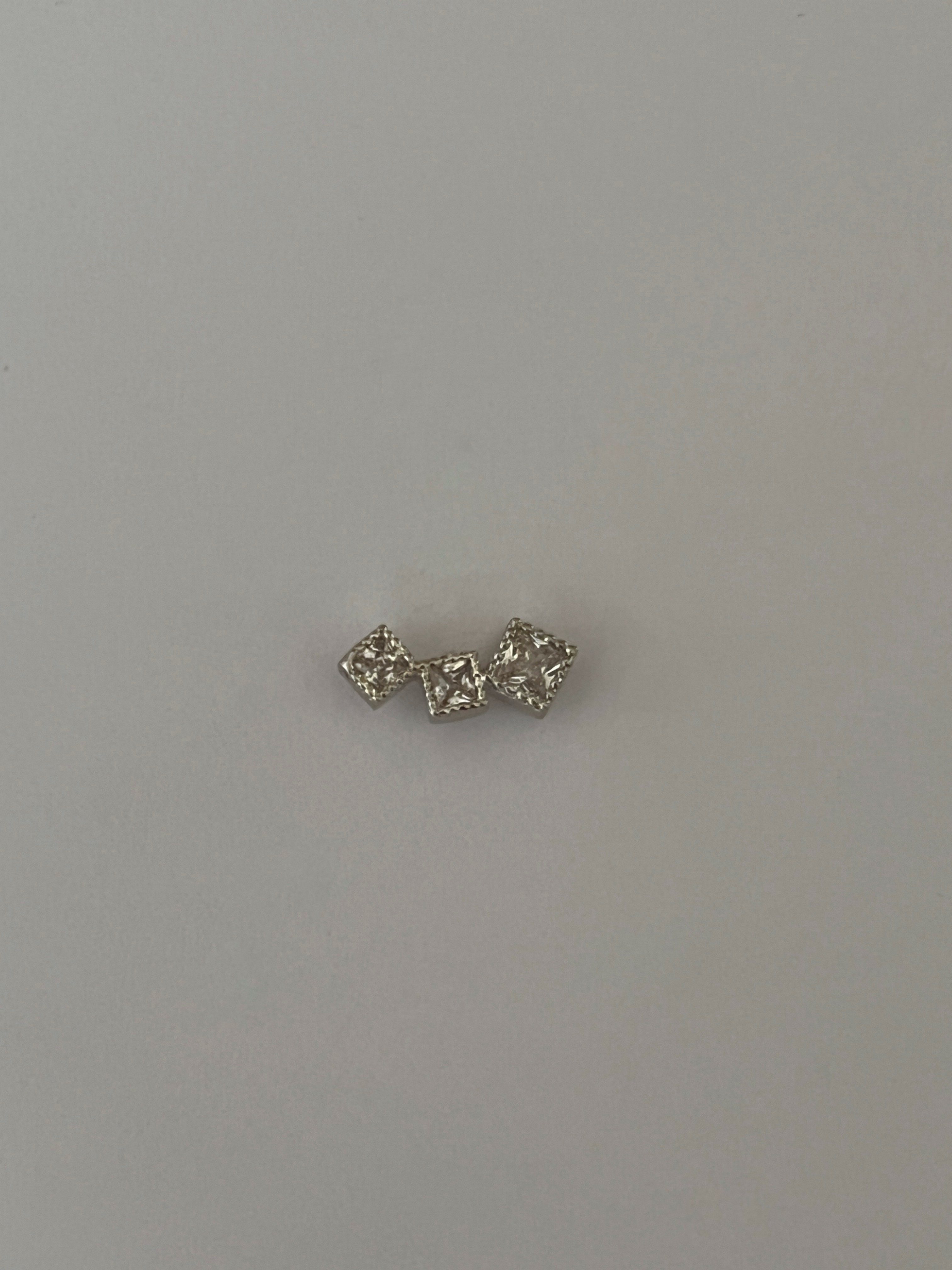 Zirkon Taşlı Üç Sıra Kare Kadın Piercing