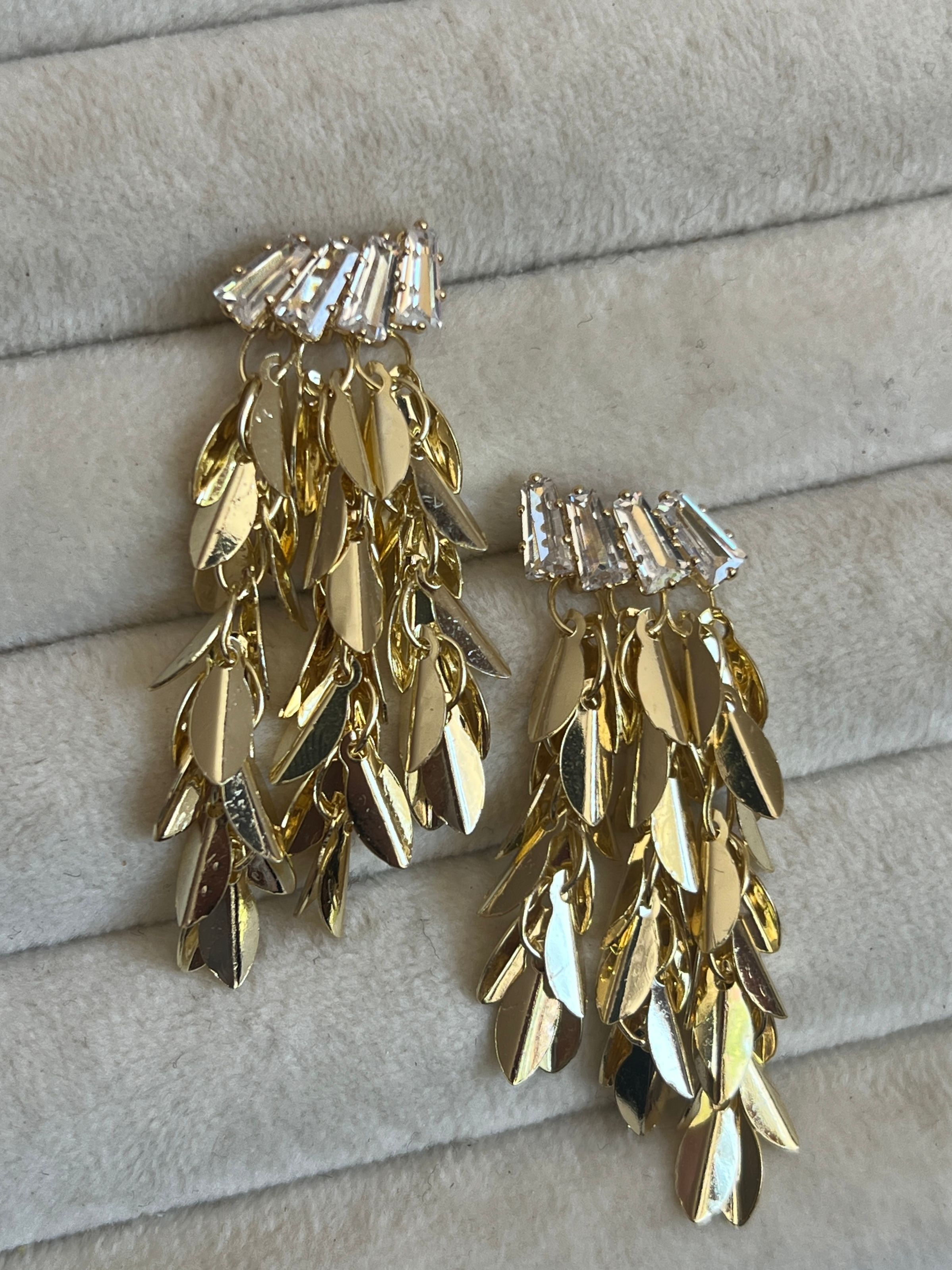 Gold Rengi Baget Taşlı Yaprak Model Sallantılı Kadın Küpe