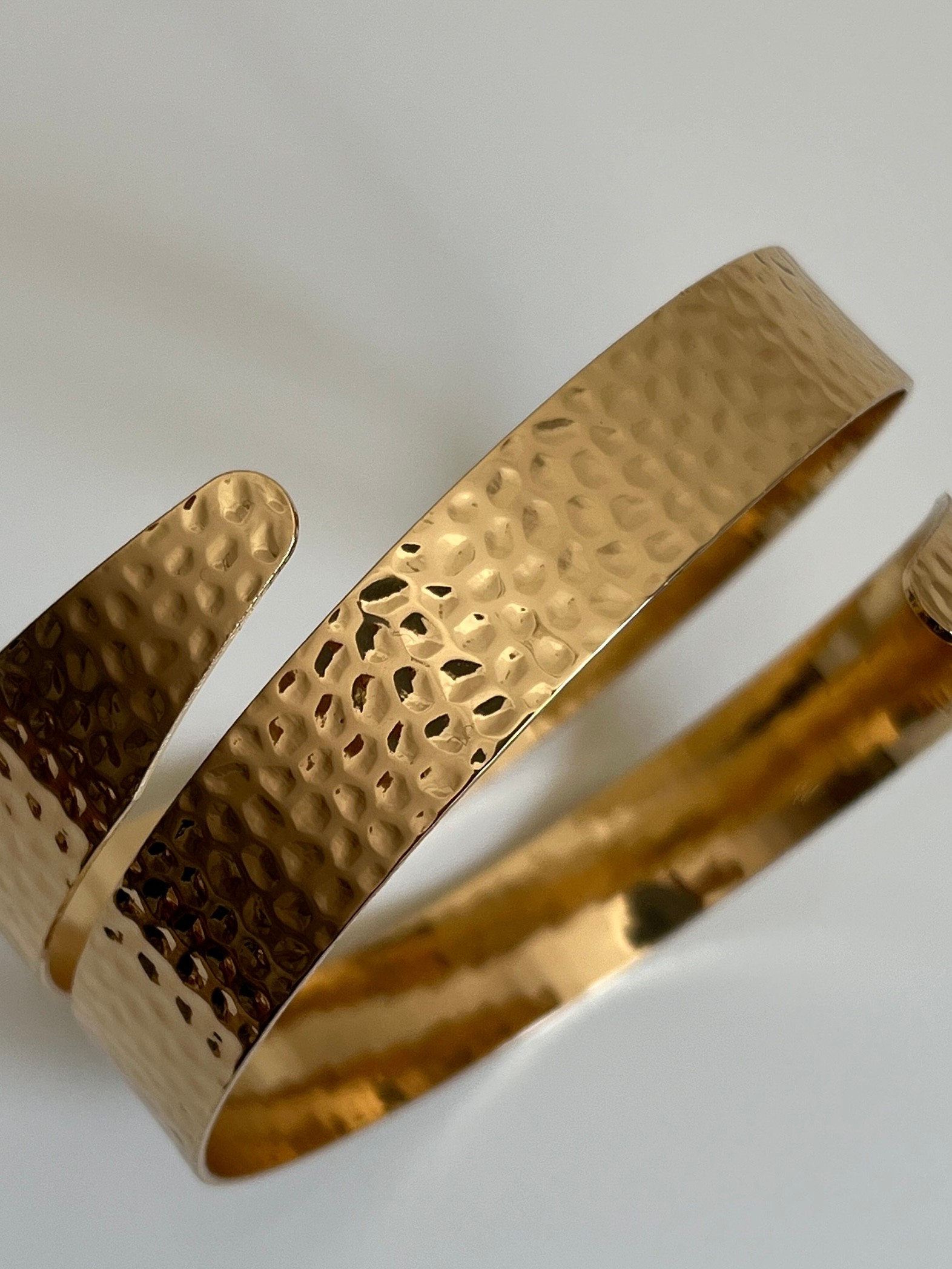 Gold Rengi Ezme Desenli Kadın Kol Kelepçe Bileklik