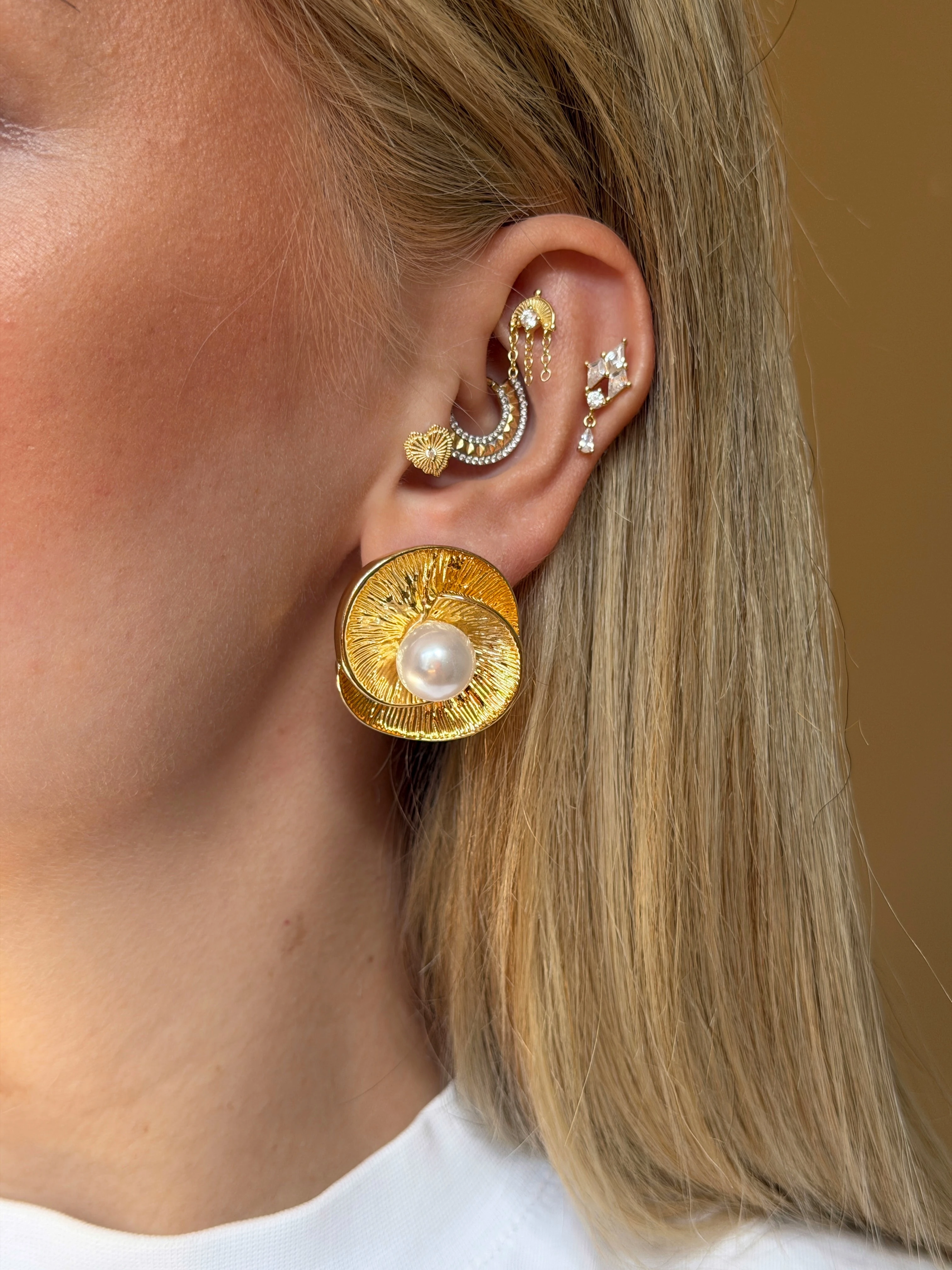 Gold Rengi İnci Detaylı Kadın Küpe