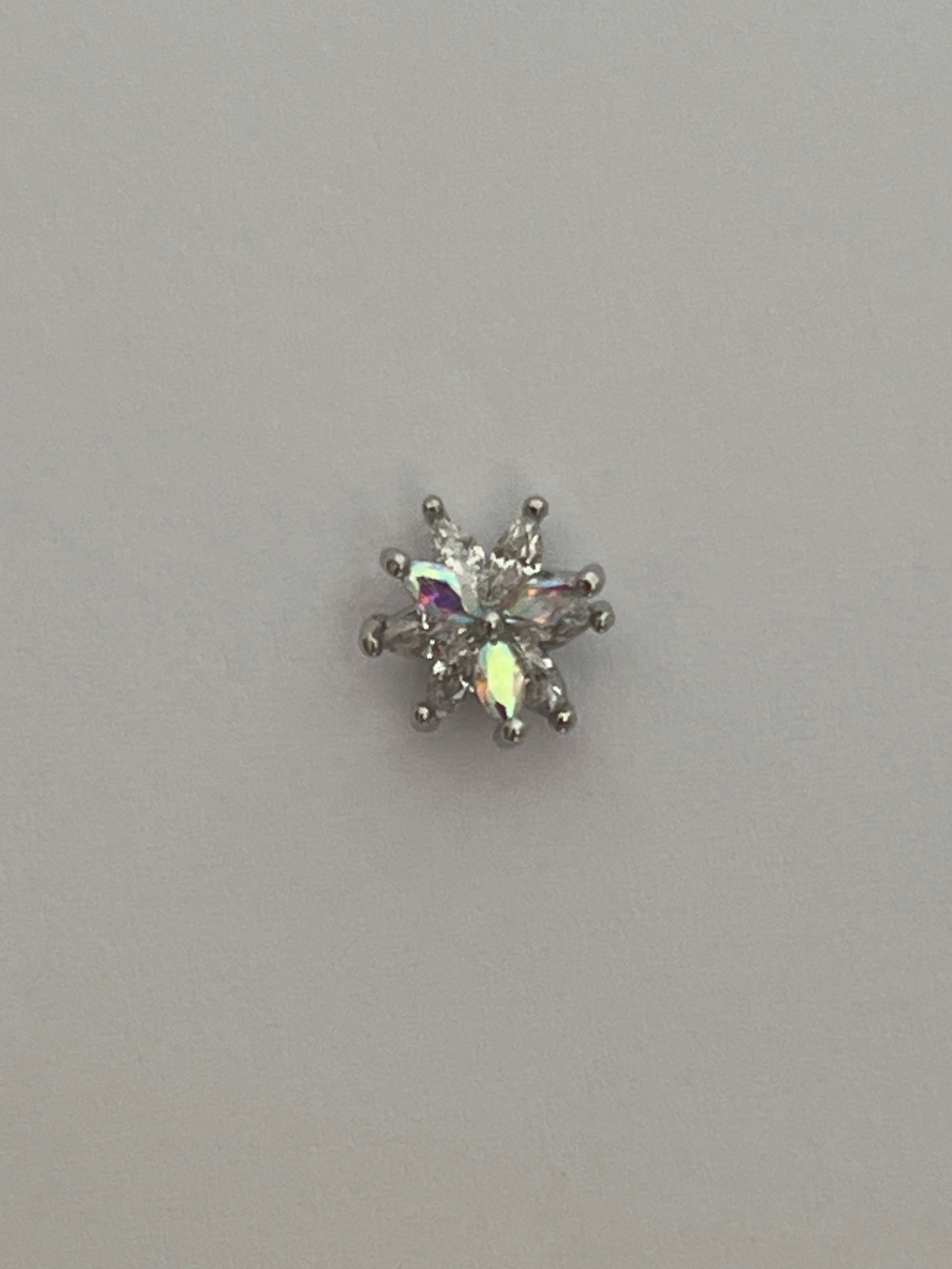 Zirkon Taşlı İki Sıra Çiçek Figürlü Kadın Piercing