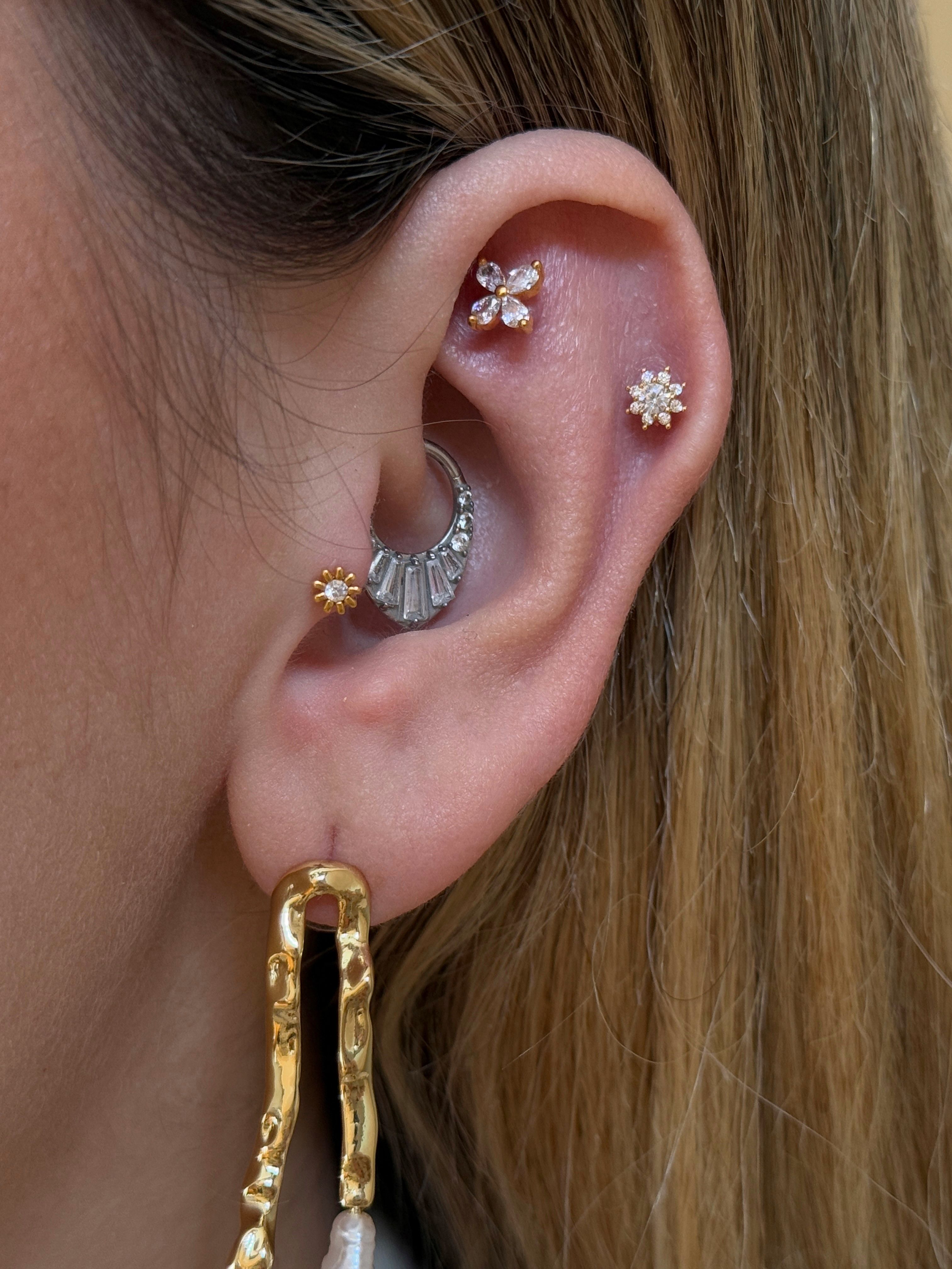 Gold Rengi Zirkon Taş Detaylı Çiçek Model Piercing