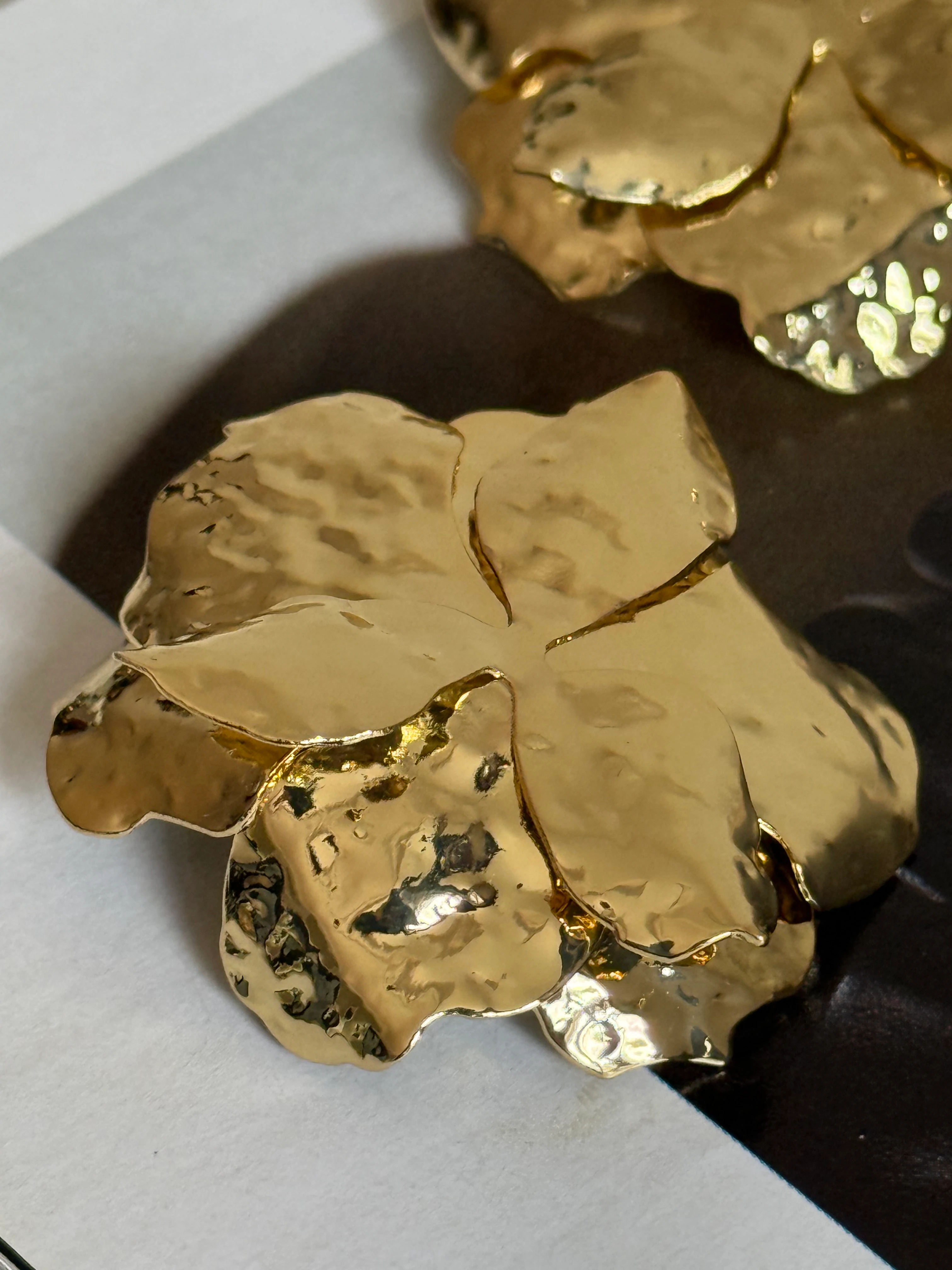 Gold Rengi Yaprak Model Kadın Küpe