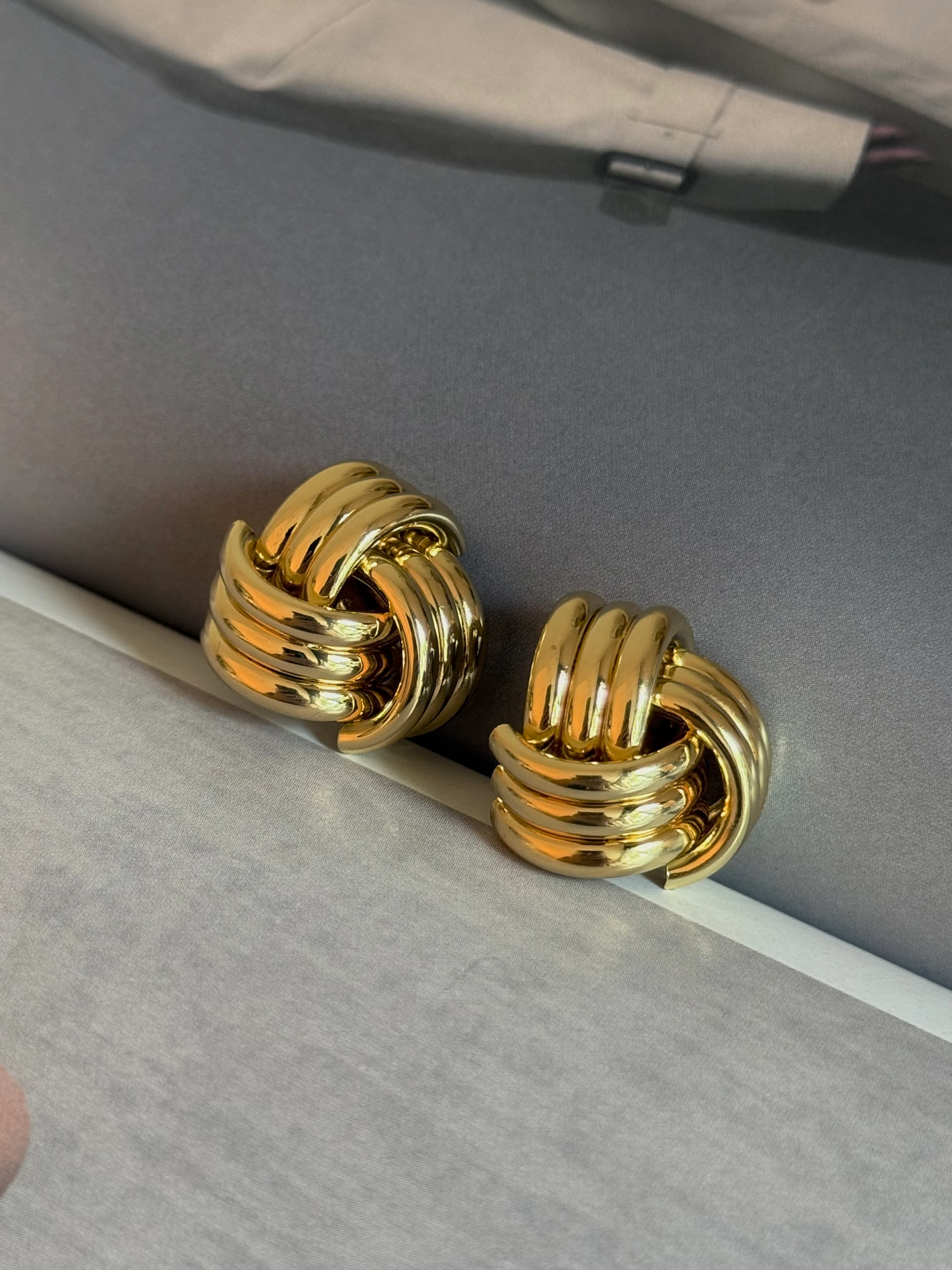 Gold Rengi Düğüm Model Kadın Küpe