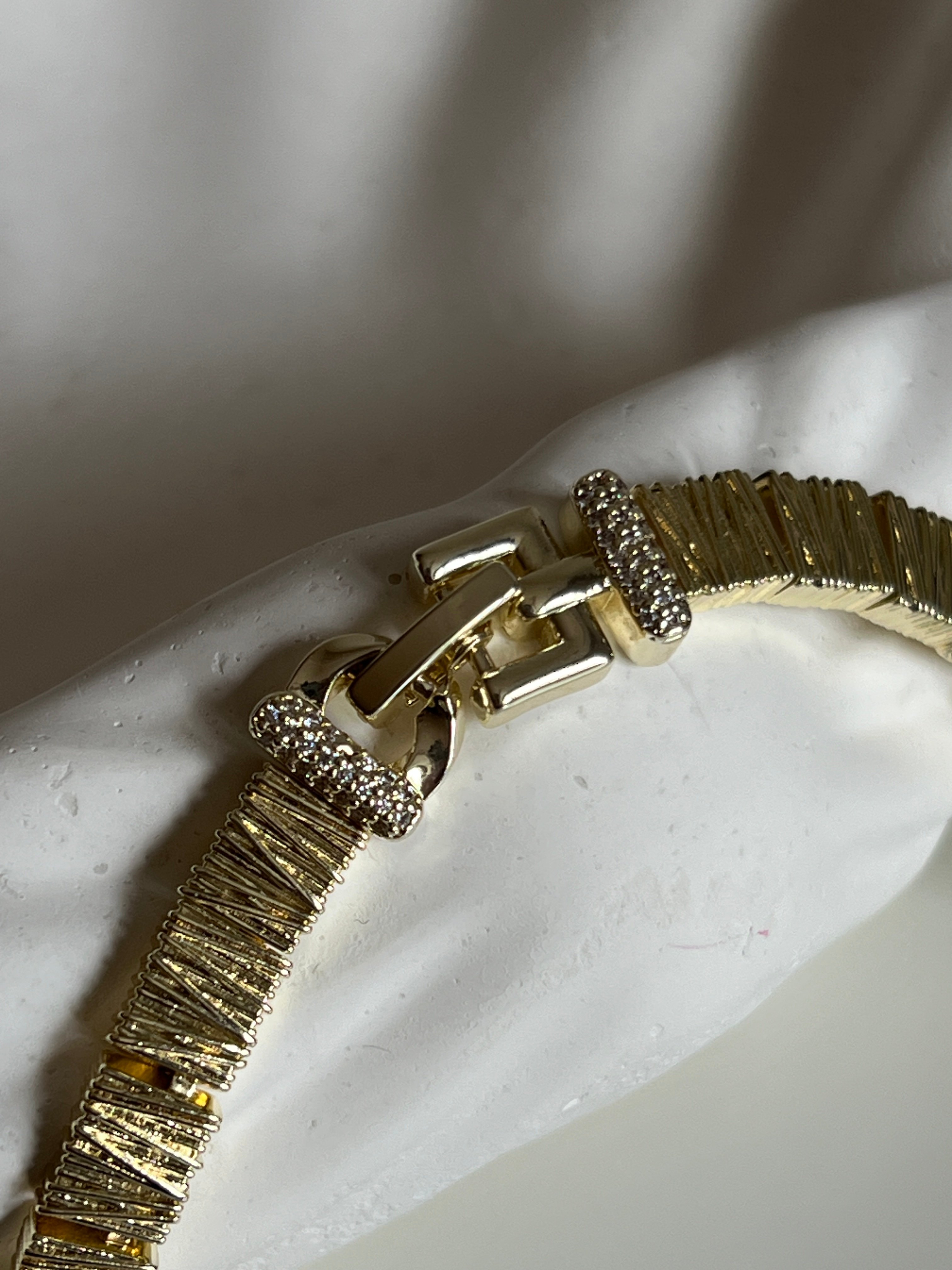 Gold Rengi Küp Küp Model Kadın Kolye
