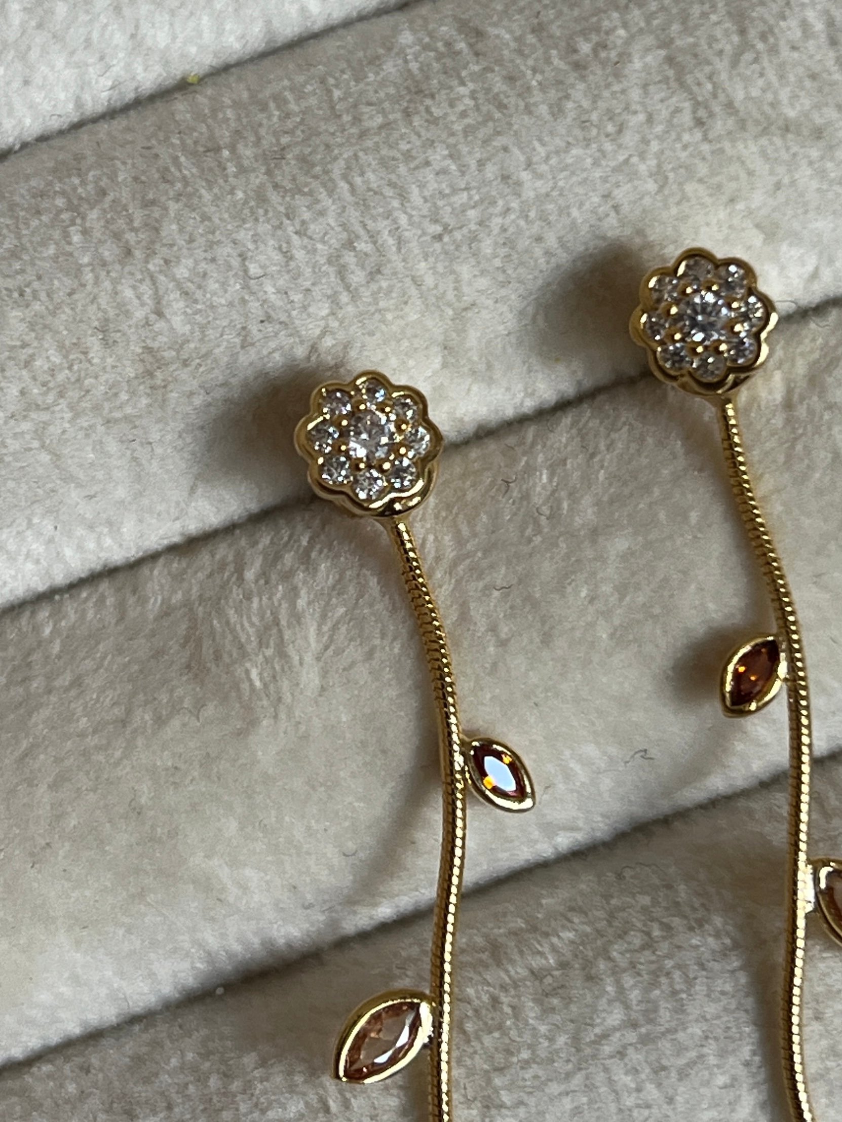 Gold Rengi Renkli Zirkon Taş Sallantılı Çiçek Model Kadın Küpe