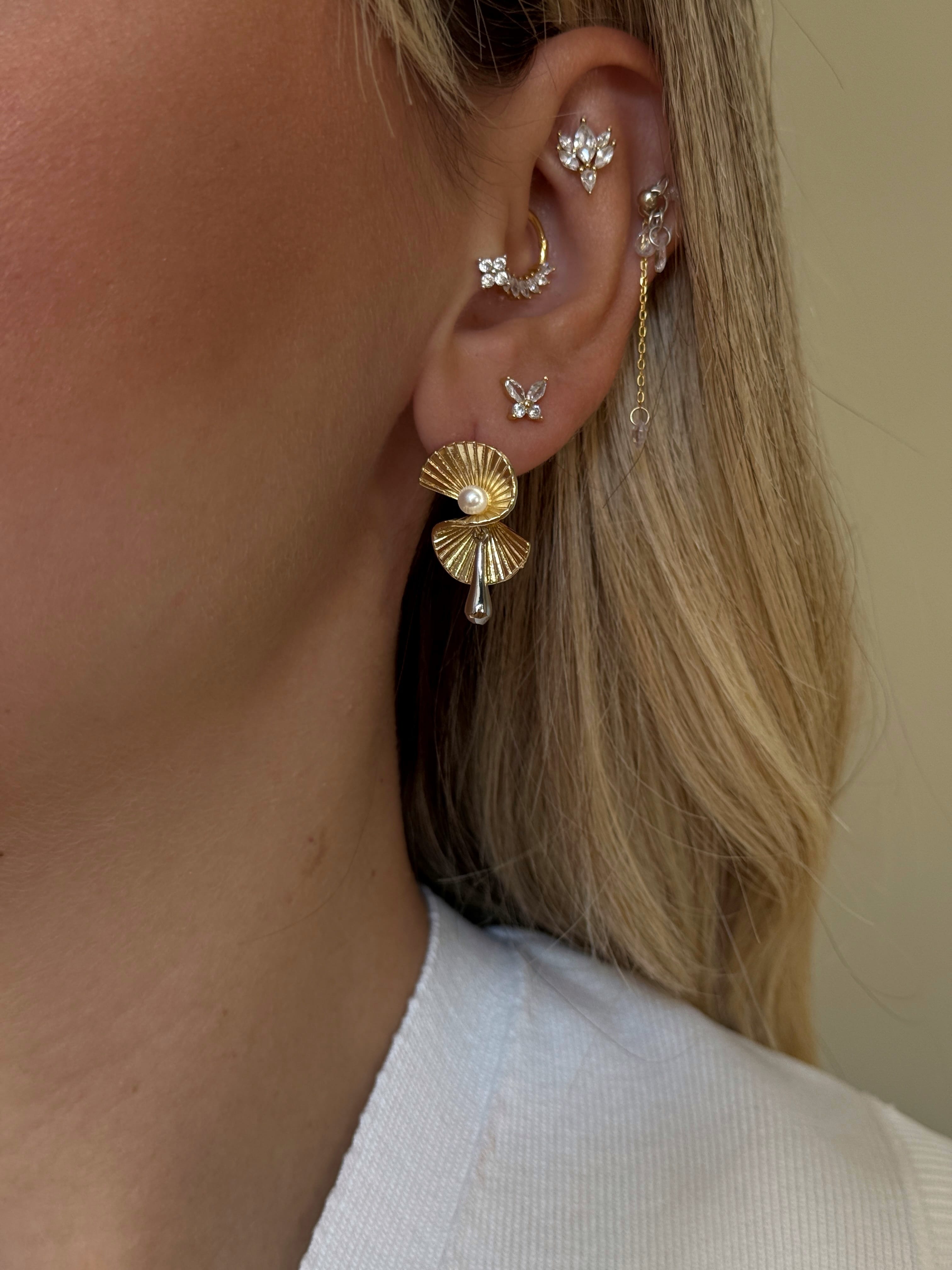 Gold Rengi Zirkon Taşlı Kelebek Model Kadın Minimal Küpe