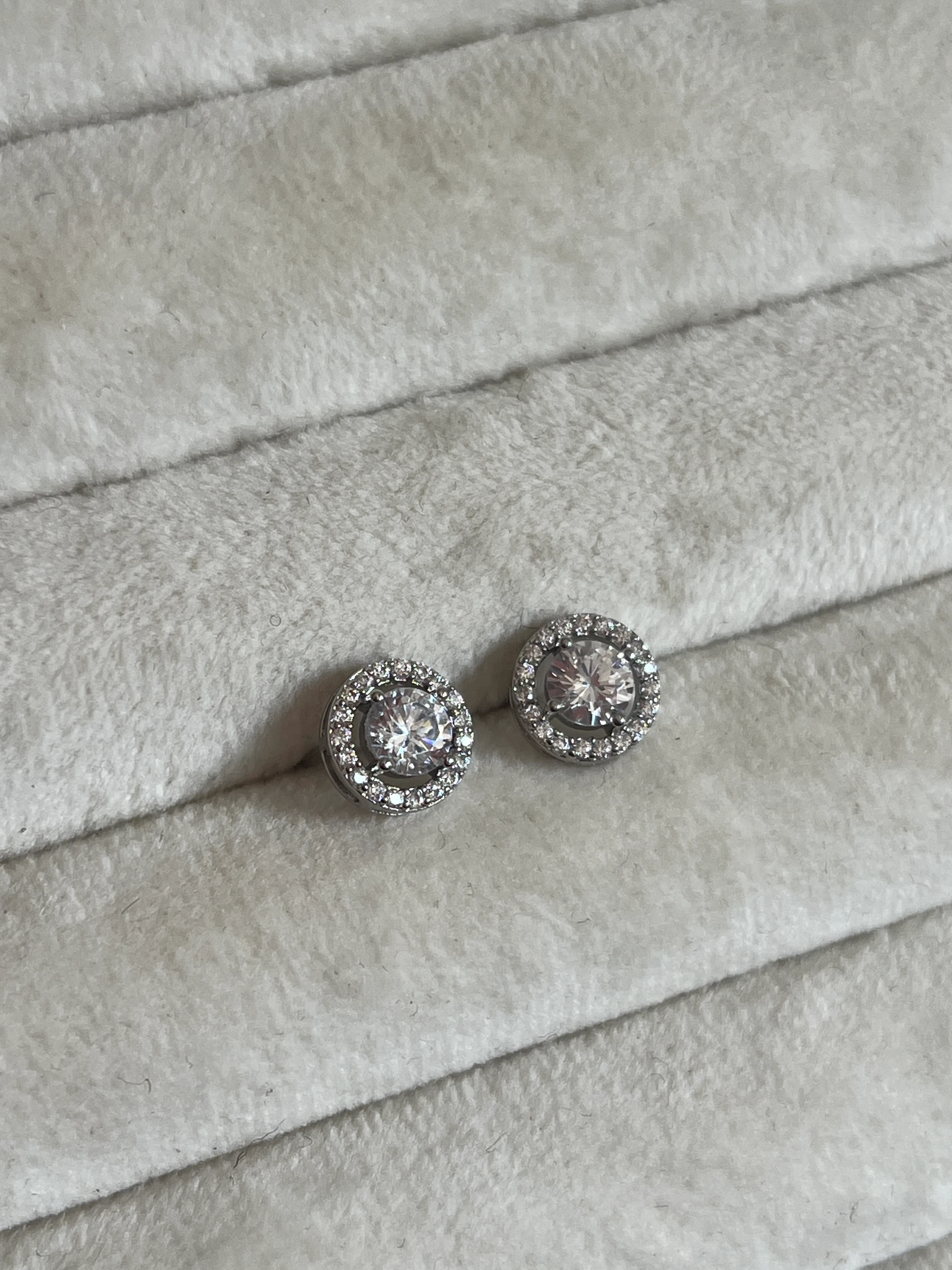 Zirkon Taşlı Yuvarlak Model Kadın Minimal Küpe