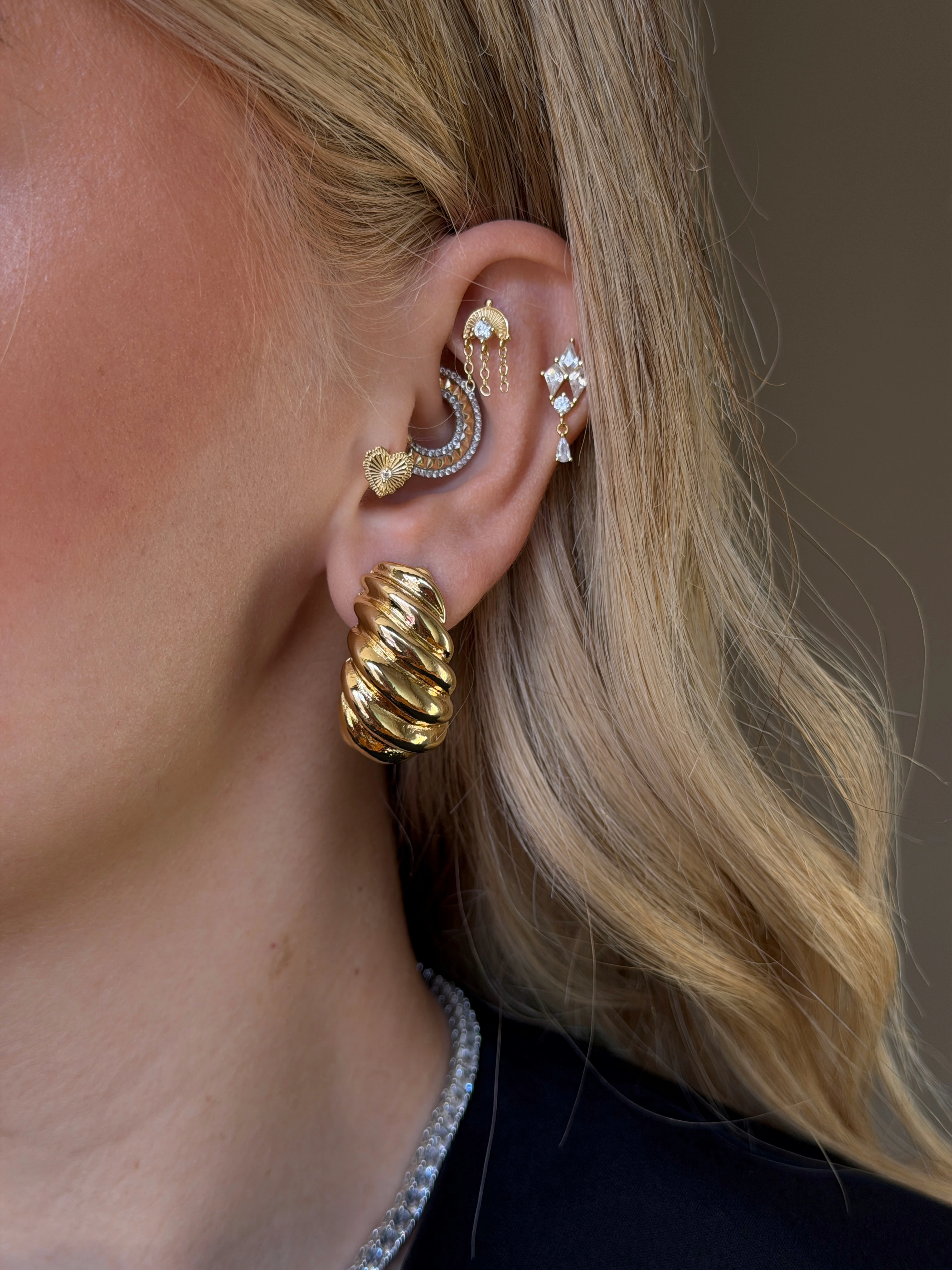 Gold Rengi Sarmal Model Kadın Küpe