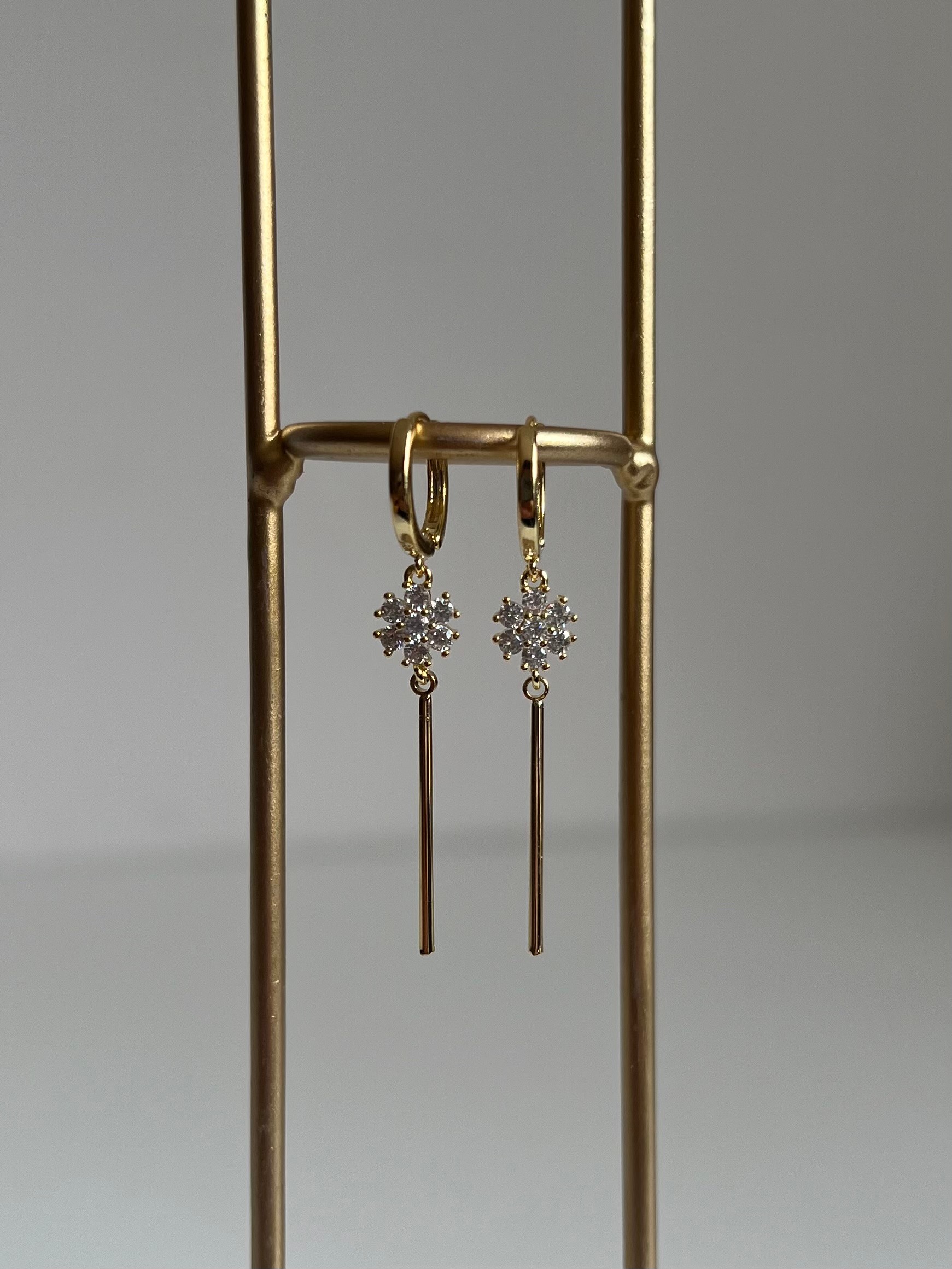 Gold Rengi Çiçek Ve Çubuk Sallantılı Kadın Küpe