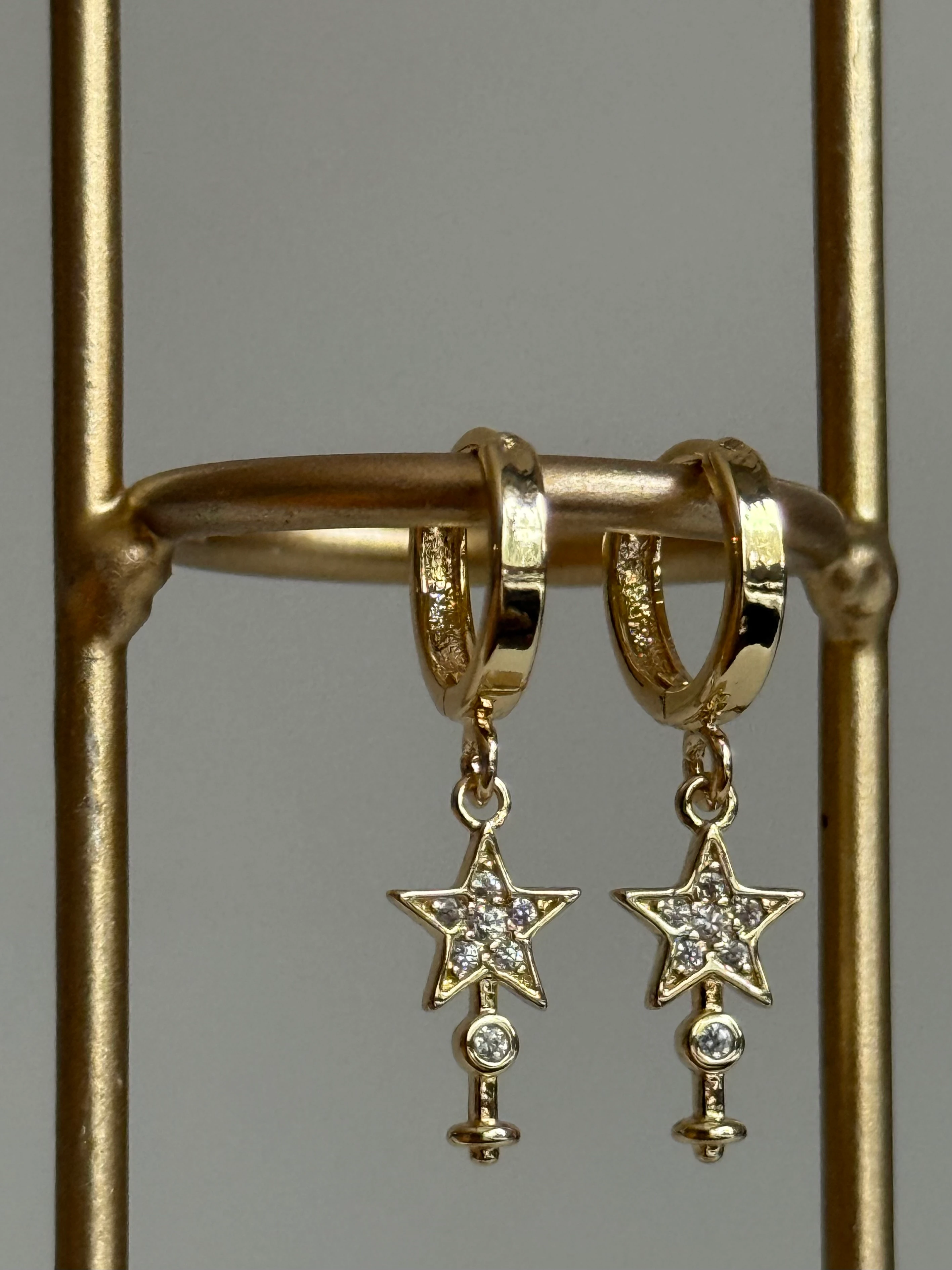 Gold Rengi Yıldız Sallantılı Küpe