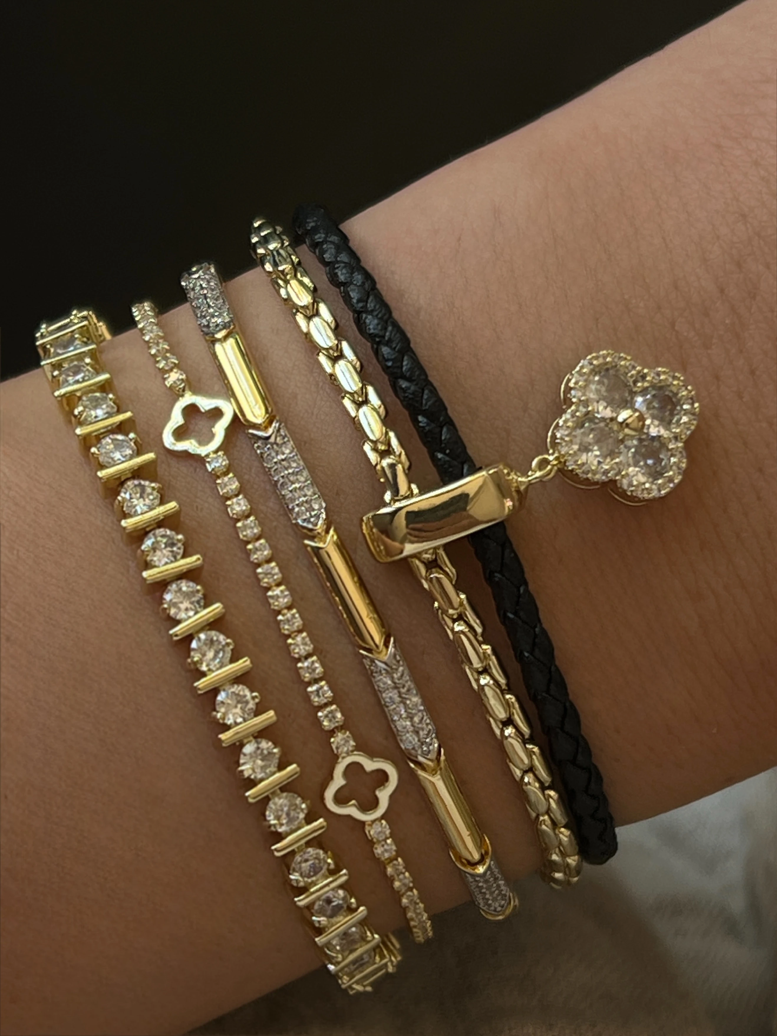 Gold Rengi Zirkon Taşlı Yonca Figürlü Renkli Deri Detaylı İki Sıra Kadın Bileklik