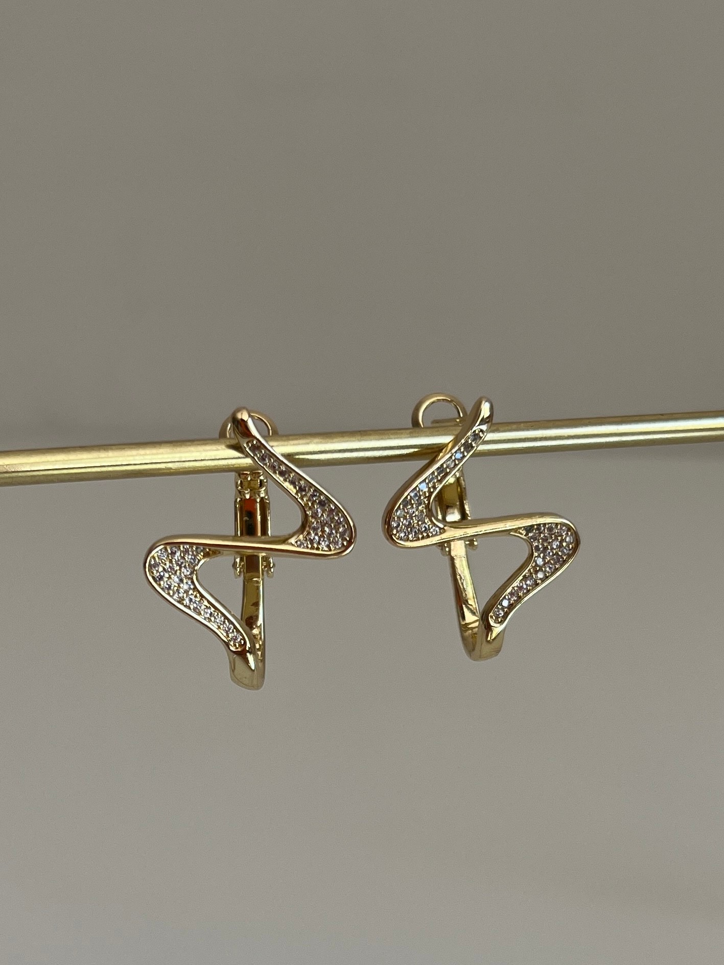Gold Rengi Zirkon Taşlı S Model Kadın Küpe
