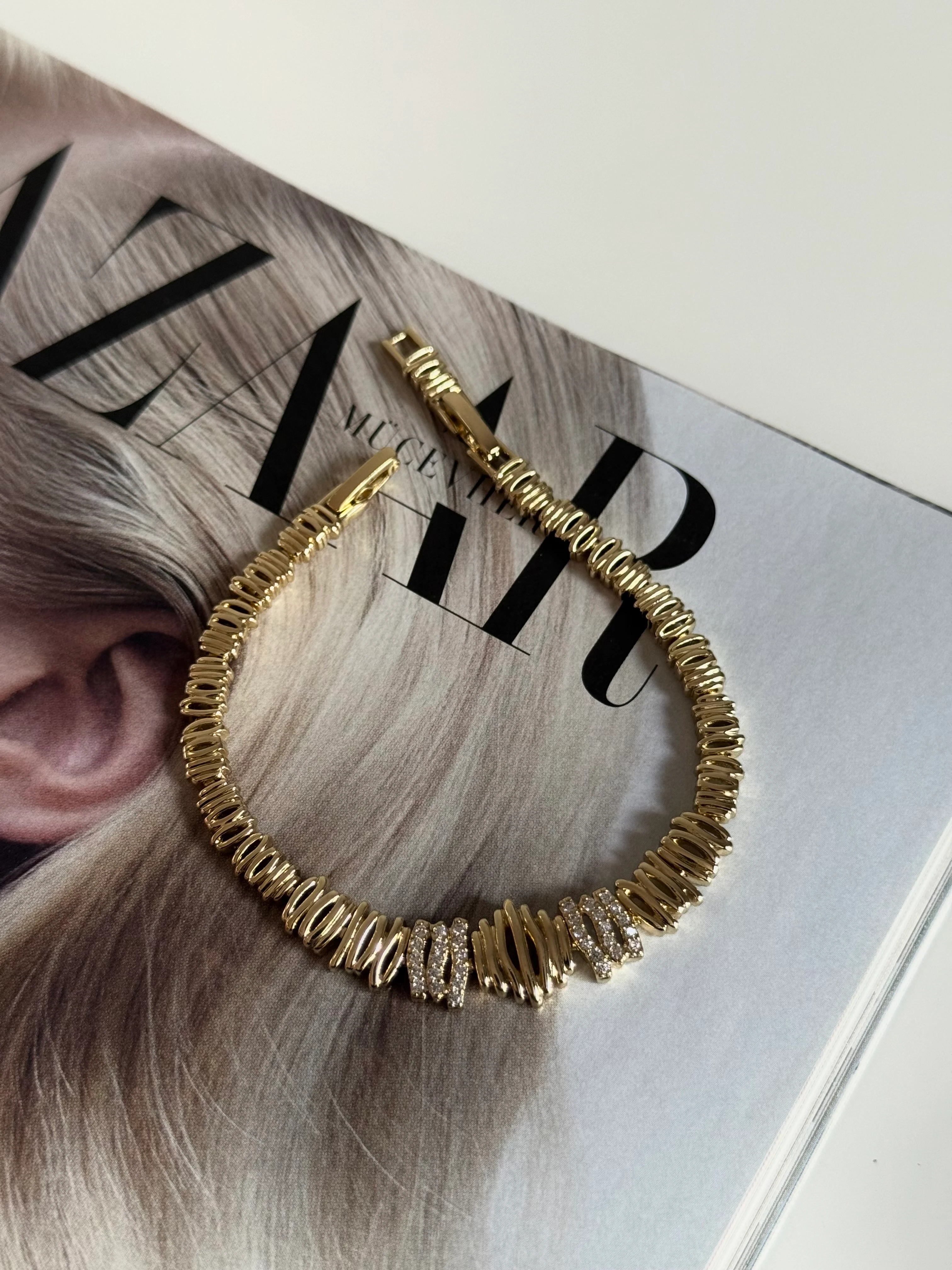 Gold Rengi Zirkon Taş Detaylı Çizgili Model Xupıng Kadın Bileklik