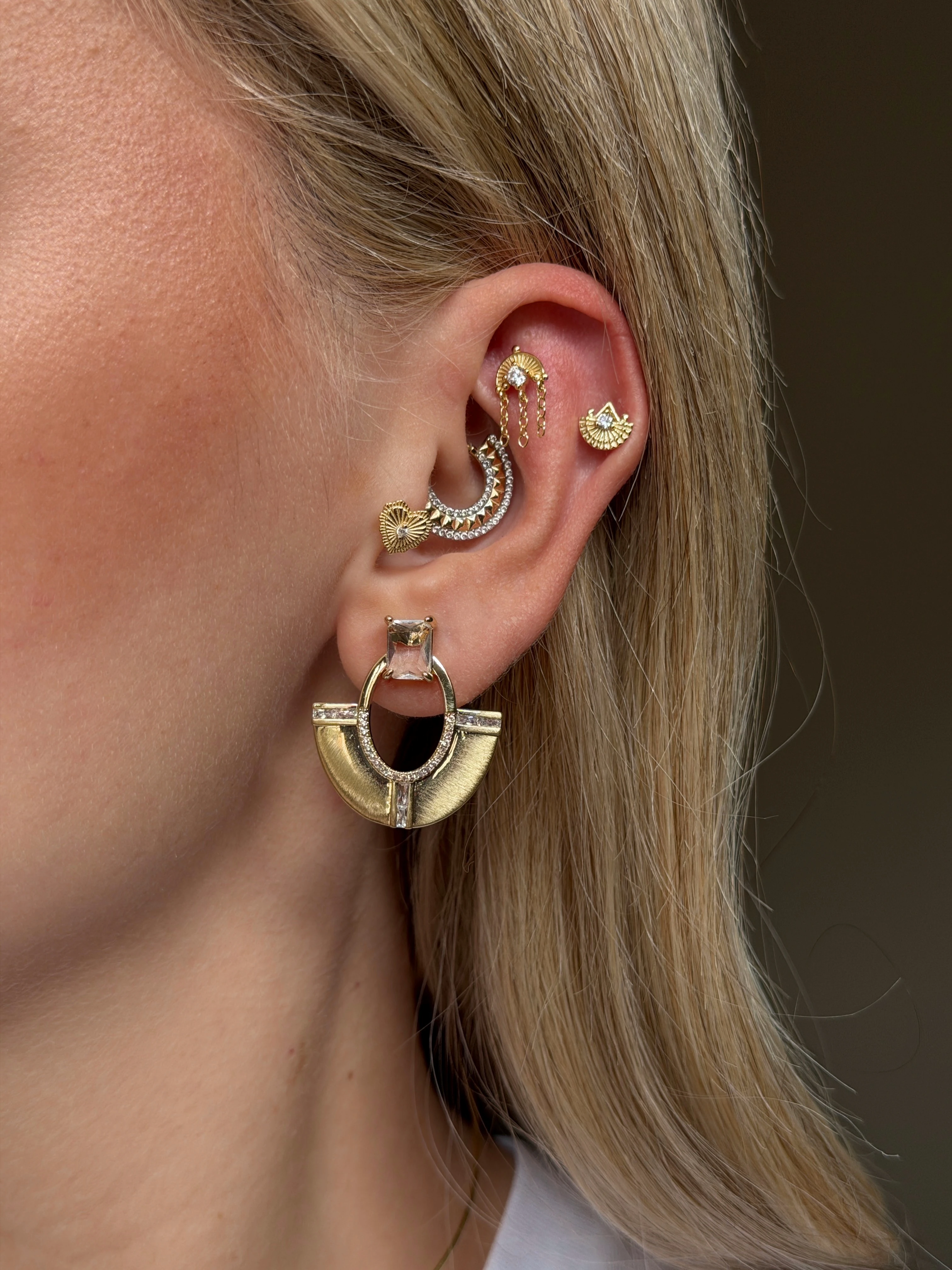 Gold Rengi Taş Detaylı Mat Kadın Küpe